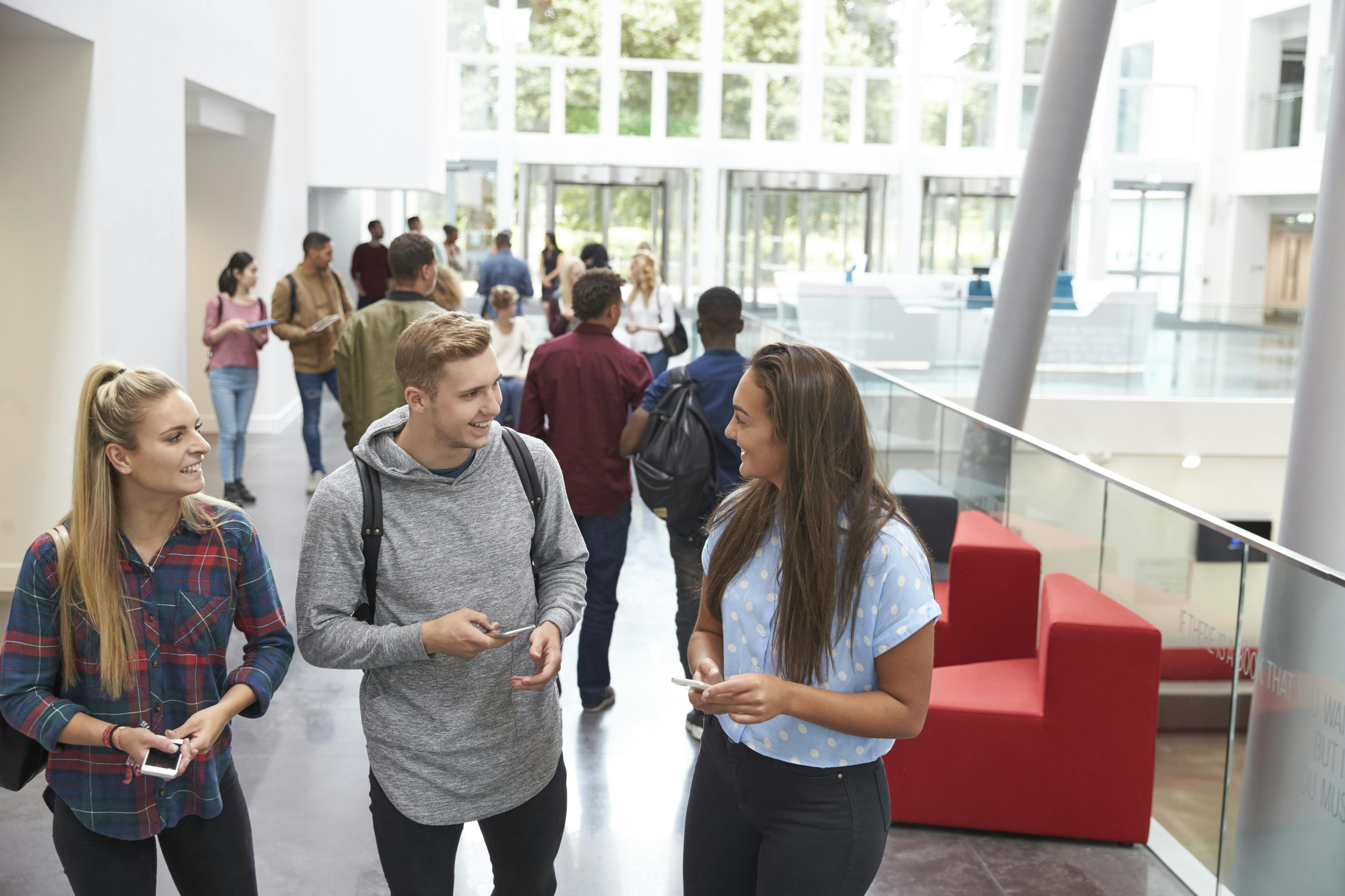 Med disse spørsmålene er du godt rustet for å starte samtaler med nye mennesker. En gruppe studenter stiller hverandre spørsmål.