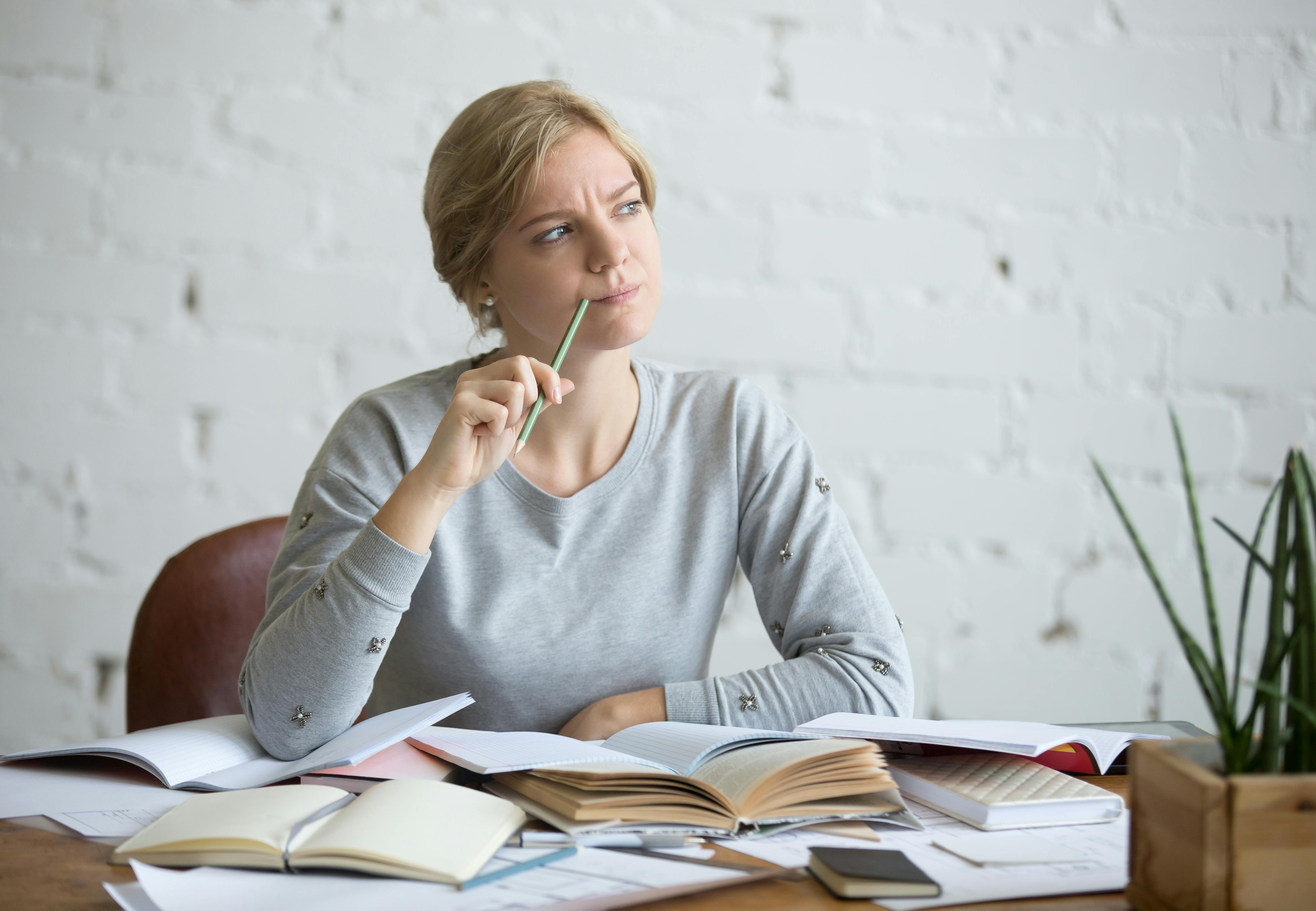 En kvinde er i tvivl om sit studievalg