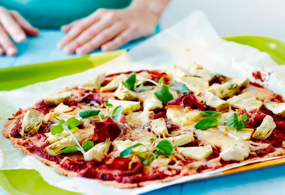 Sunn pizza med mandelbunn, parmaskinke og artisjokk Sunn pizza med mandelbunn, parmaskinke og artisjokk