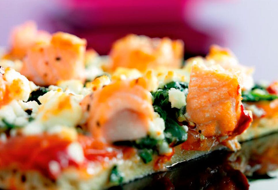 Sunn pizza med laks, spinat og feta Sunn pizza med laks, spinat og feta