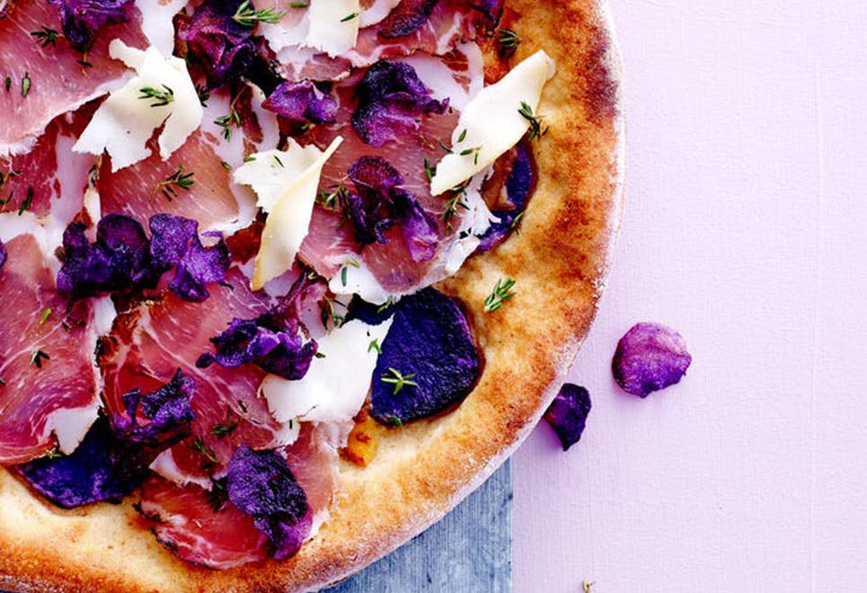 Sunn fullkornpizza med lilla potet Sunn fullkornpizza med lilla potet