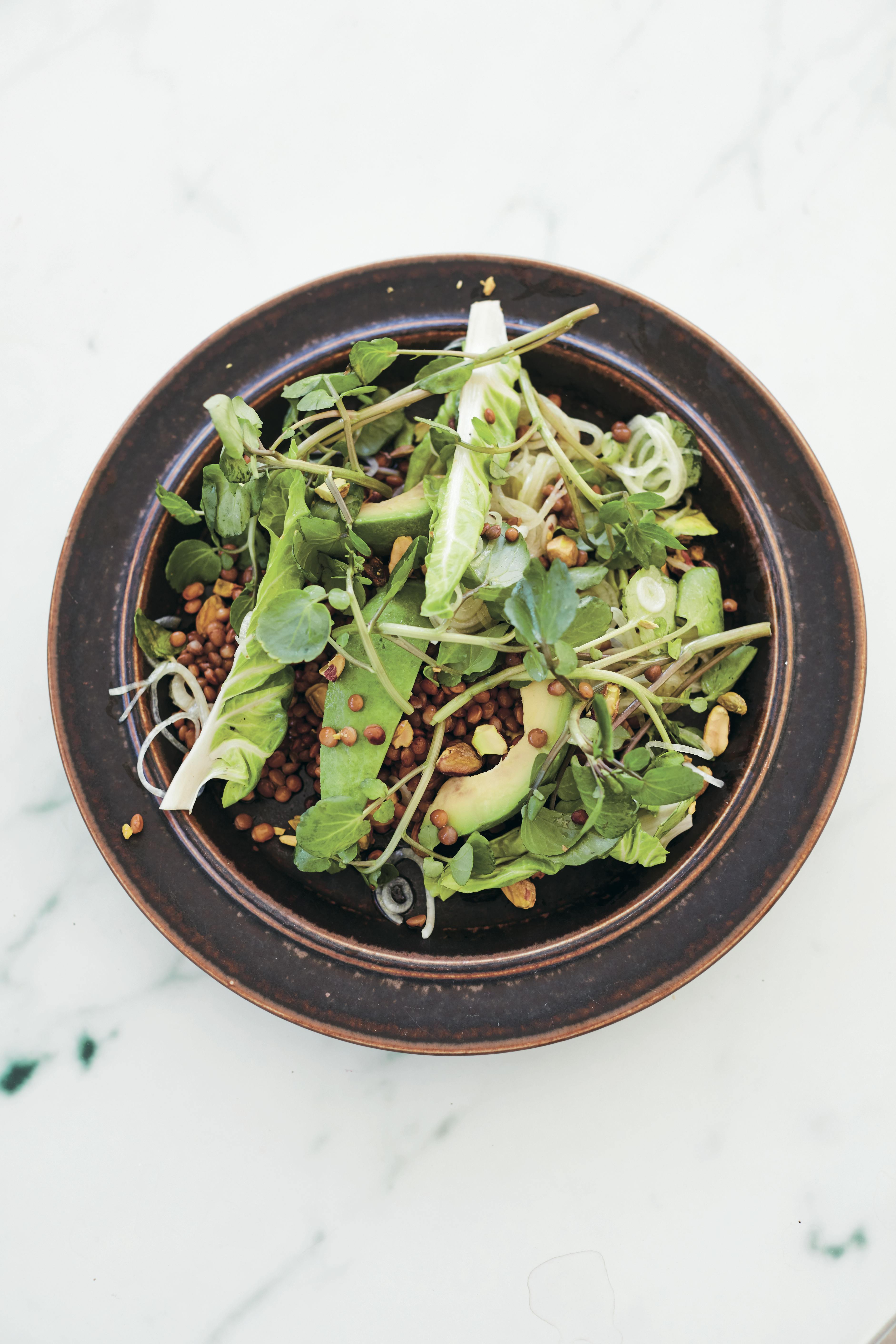 Oppskrift på salat med smakfullt krydder Salat med linser, avokado og mangold
