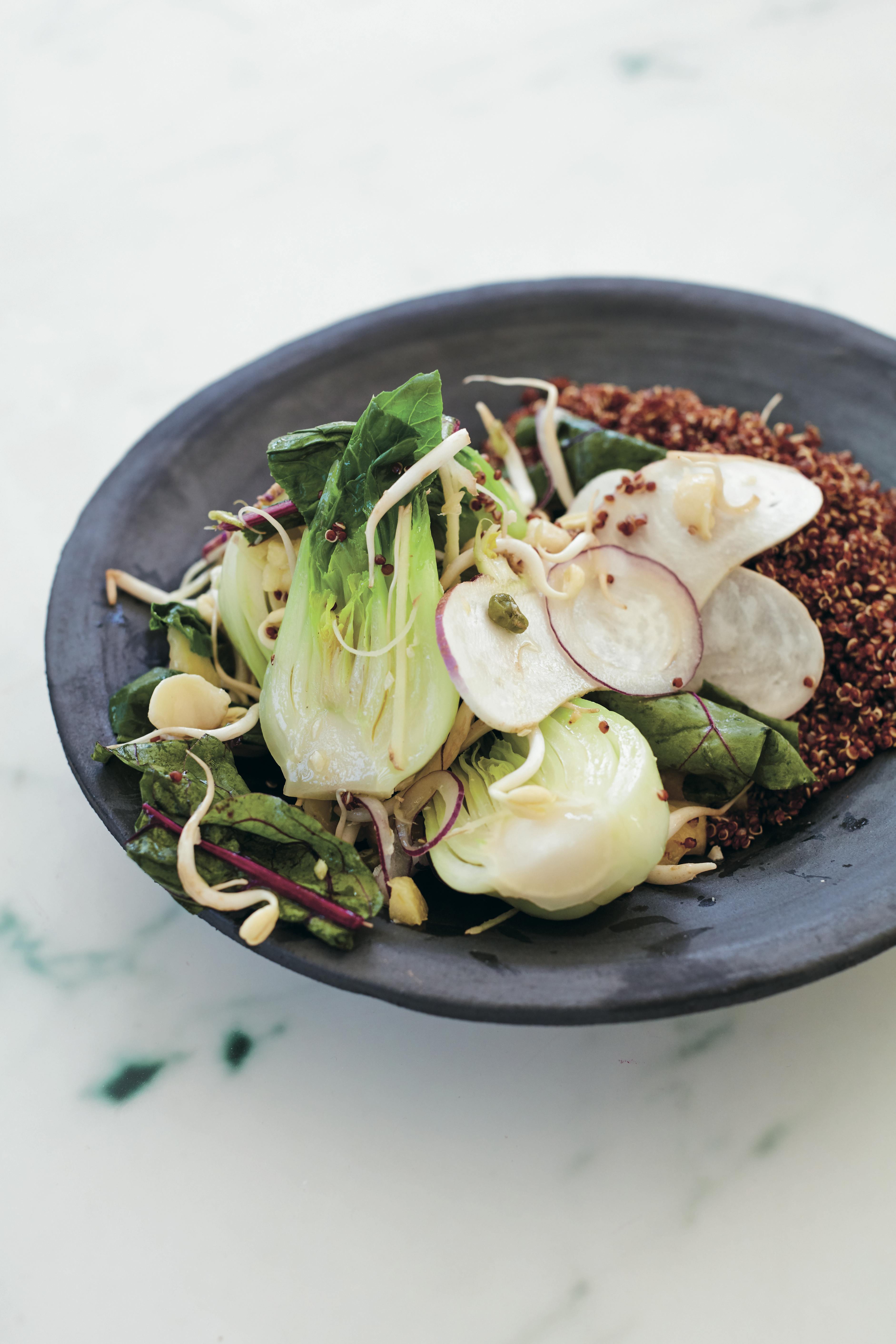 Oppskrift på salat med næringsrike grønnsaker Salat med quinoa, pak choy og ananas