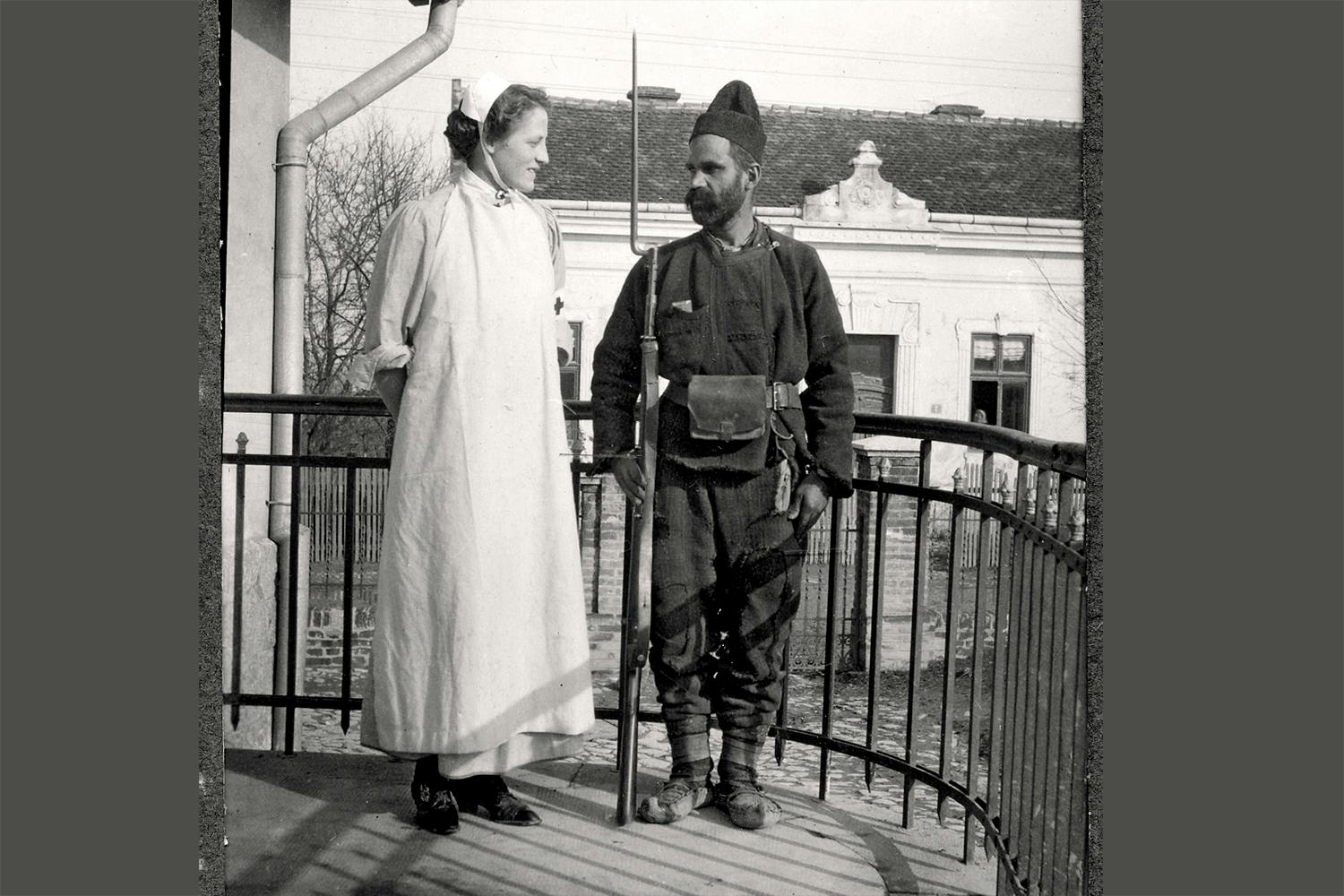 Första Balkankriget. Sjuksköterska från svensk delegation tillsammans med en serbisk vaktsoldat i Belgrad 1912.