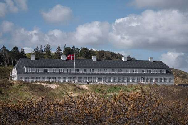 Svinkøv Badehotel staat bekend als het langste houten huis van Denemarken. Of dit echt zo is blijft echter onduidelijk. Svinkløv Badehotel lang scandinavisch houten huis