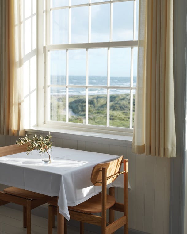 De Vester-stoel is een ontwerp speciaal voor het restaurant, maar is nu verkrijgbaar via Skagerak. Vester stoel Skagerak Svinkløv badehotel