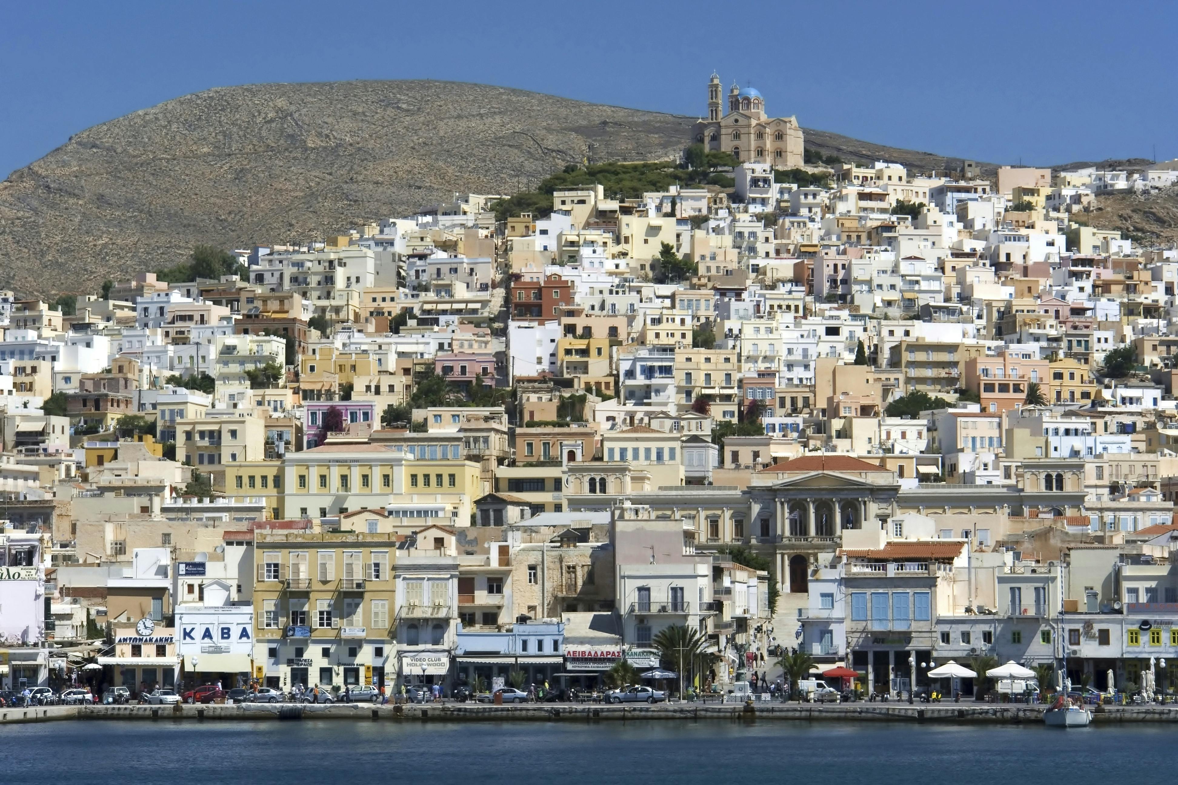 Øen Syros med sin hovedstad og de samlede Kykladers administrative centrum op ad to bjergsider: Ermoupolis. rejseguide, Grækenland, Kykladerne, Syros