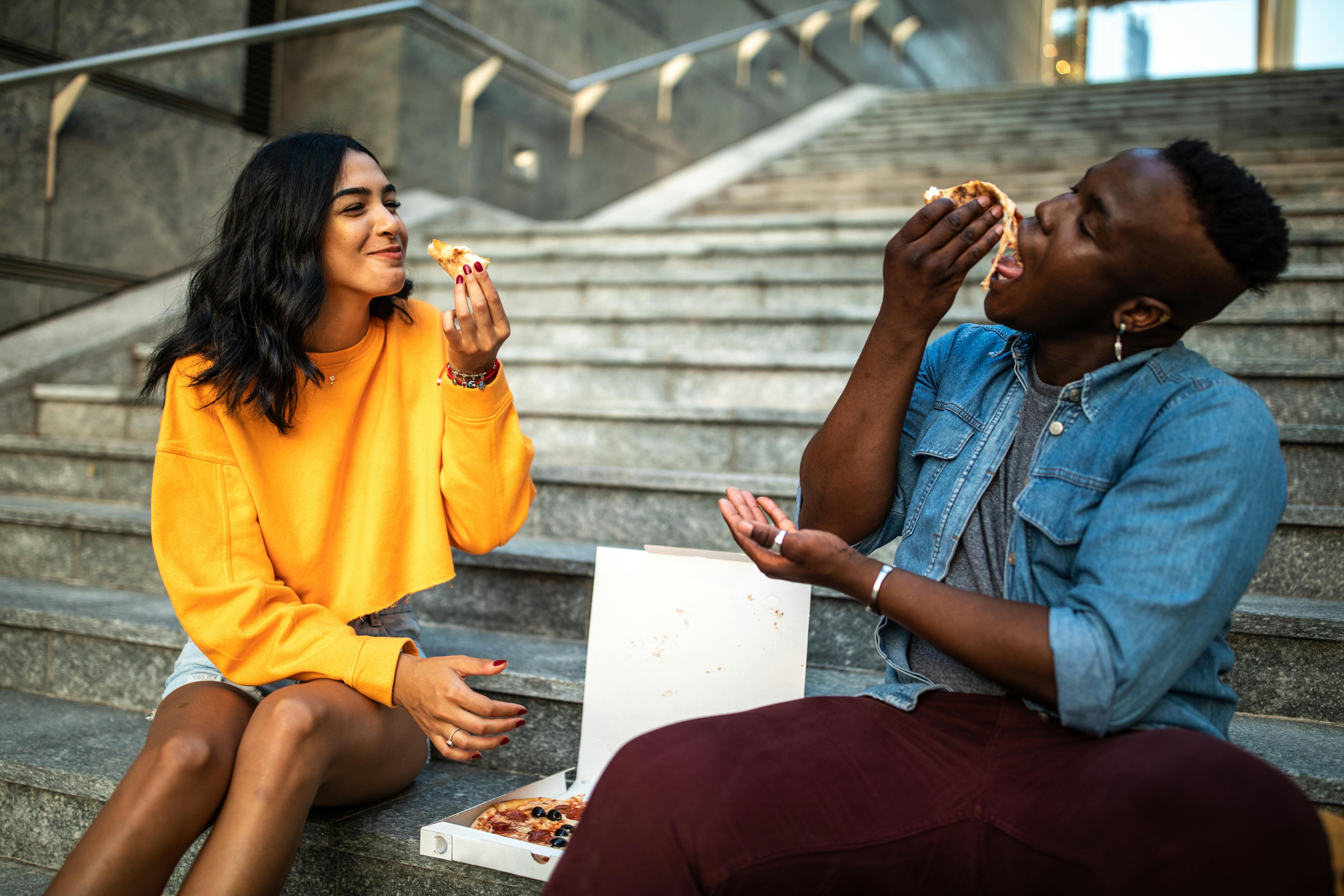 Vejen til vores hjerte? MAD! Kvinde og mand spiser take-away udenfor