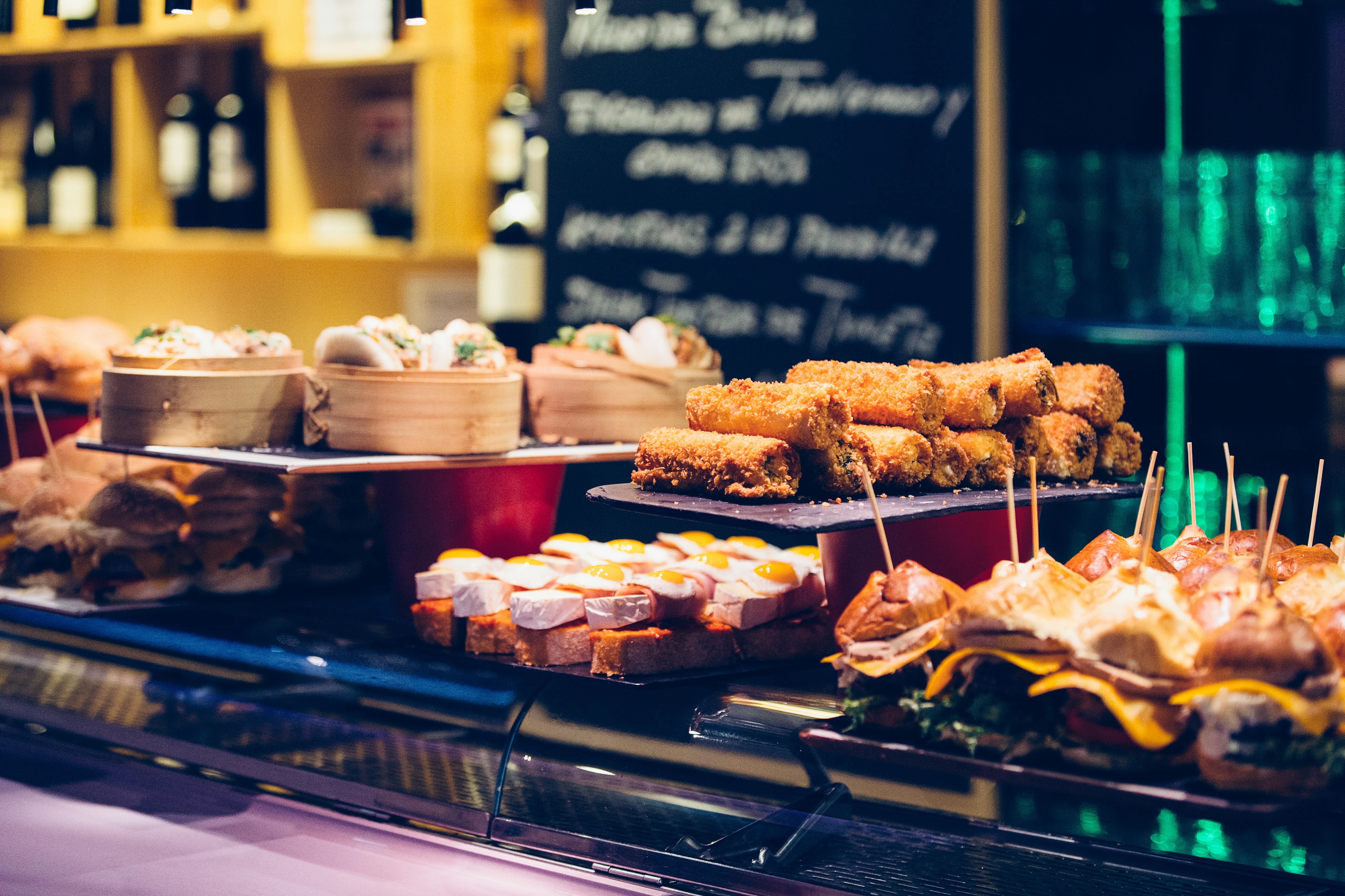 Når du er på ferie i Spanien, kan du nyde masser af tapas – eller såkaldte pinxtos. Tapas