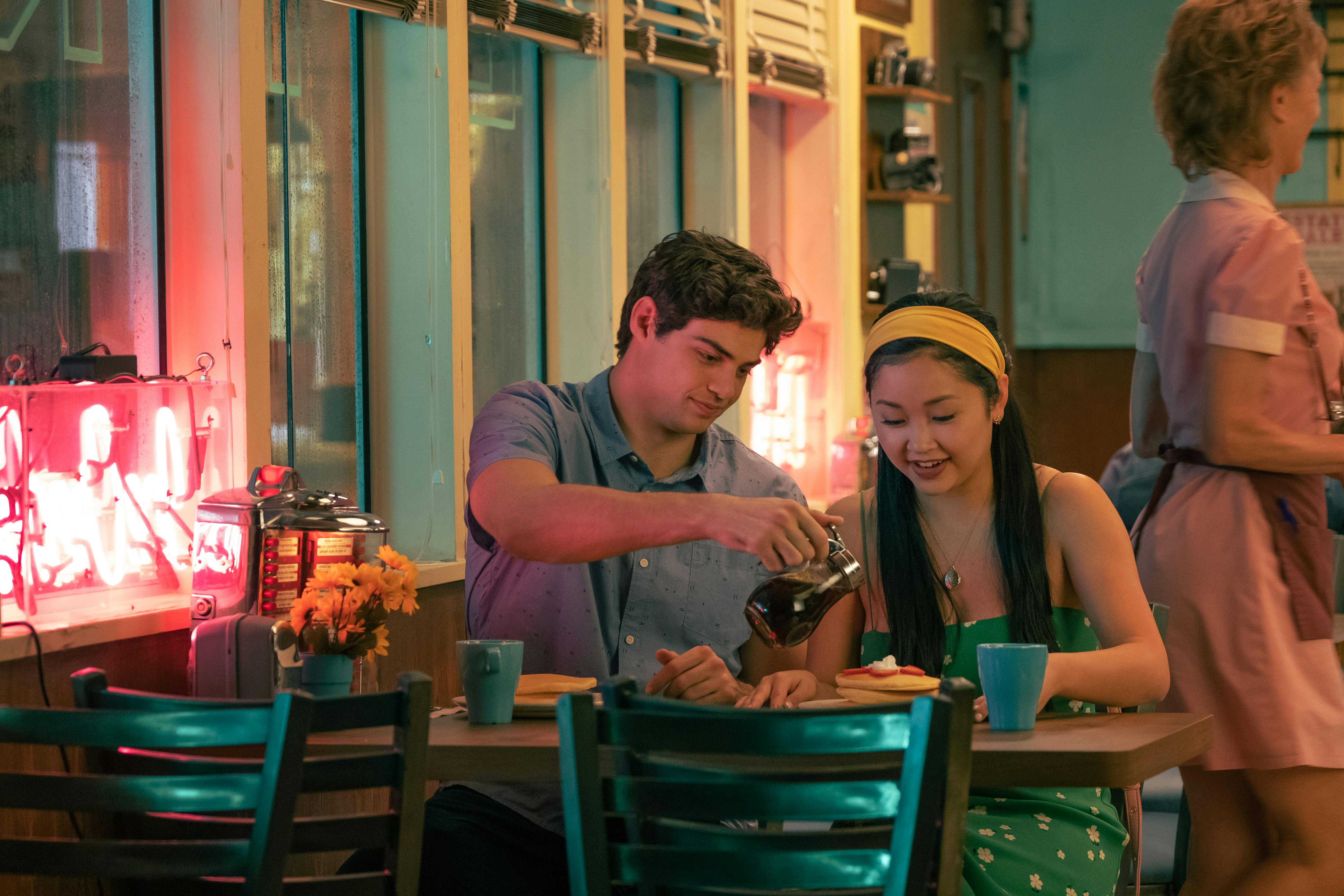 To All the Boys: Always and Forever er omsider udkommet på Netflix. Lara Jean og Peter Kavinsky på café i To All the Boys