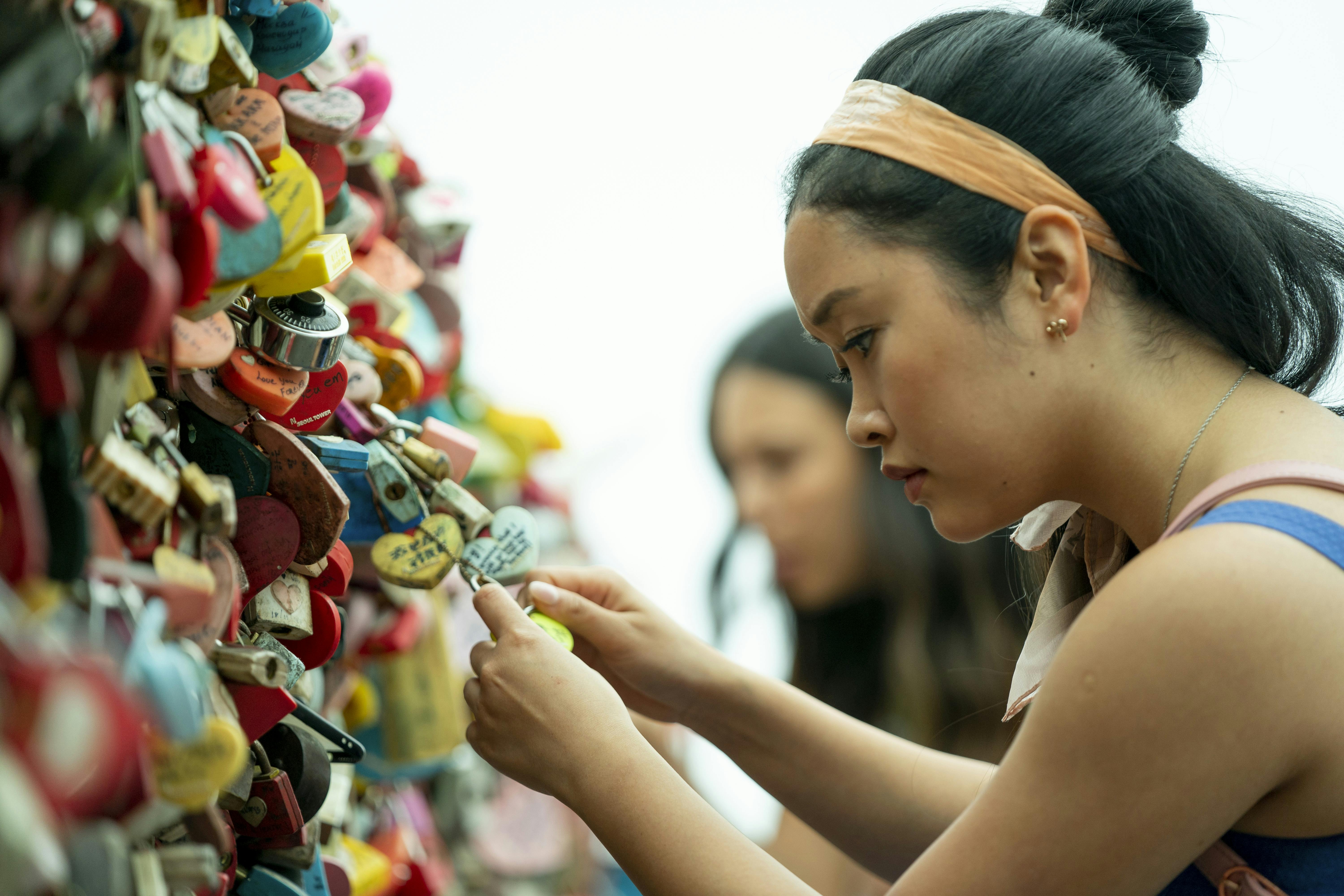 Skal du til Sydkorea? Så kan du jo prøve at finde skuespillernes kærlighedslåse ved Namsan Tower. Lara Jean i Sydkorea