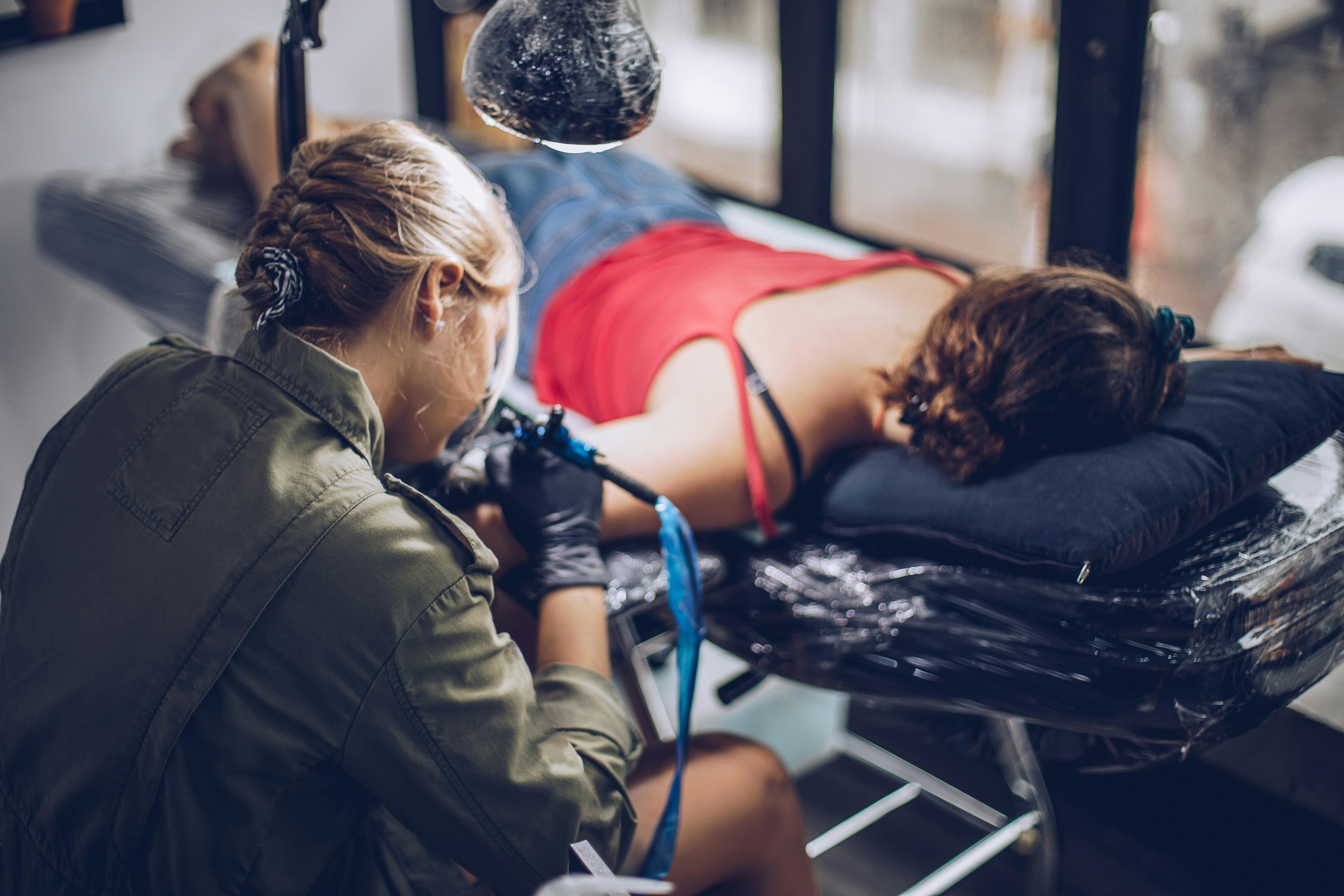 For de fleste er det lidt af en smertefuld omgang at få lavet en tatovering. Kvinde får lavet en tatovering på sin arm