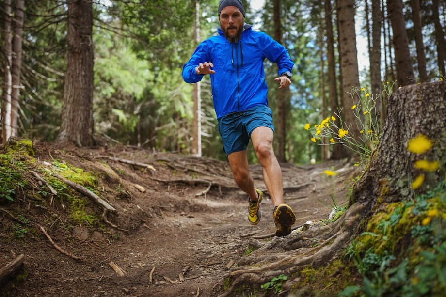 Traillöpning - man springer trail race