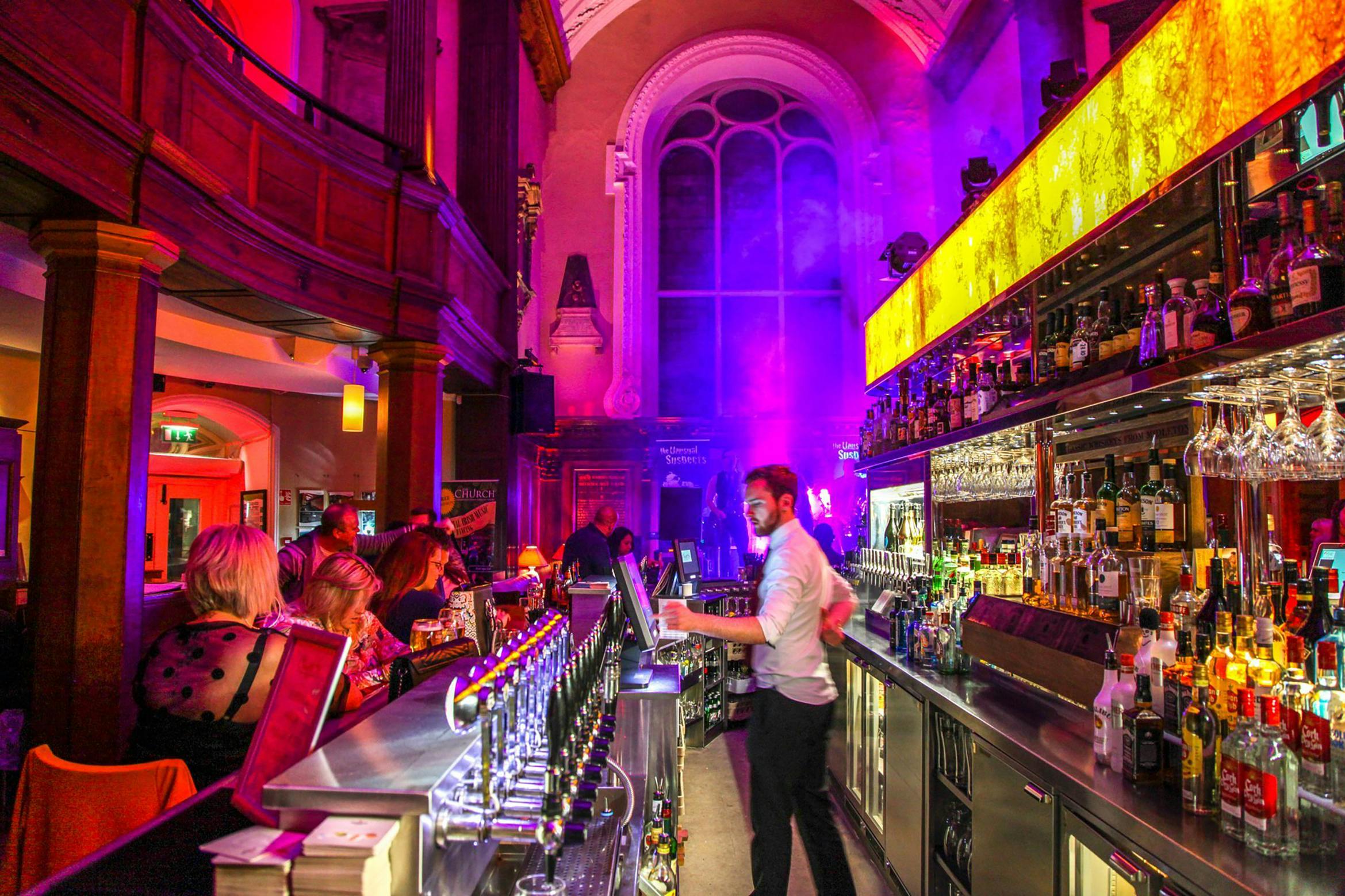 Er det Tom Cruise, der svinger cocktails på Church Bar? Natklub i Dublin, Irland