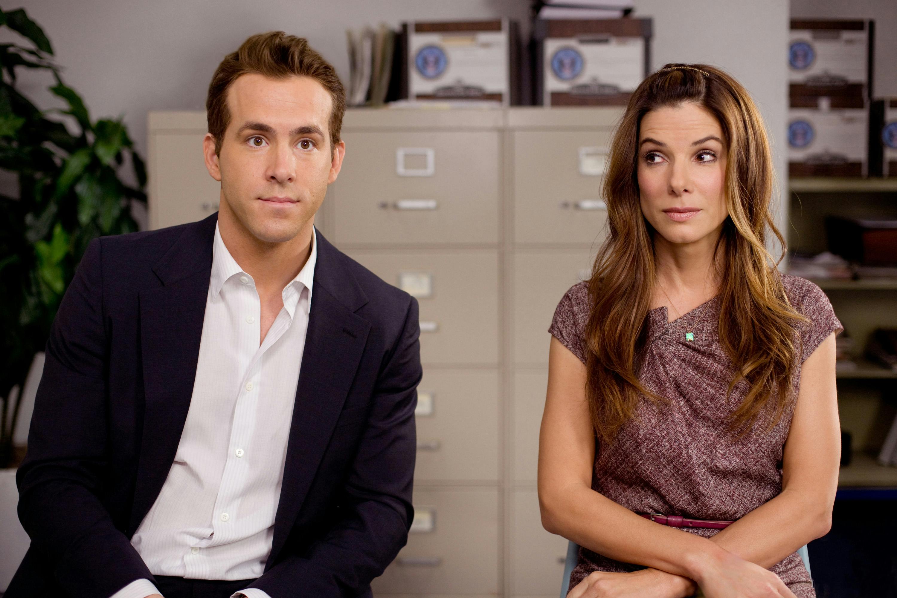 Sandra Bullock og Ryan Reynolds spiller side om side i The Proposal. The Proposal