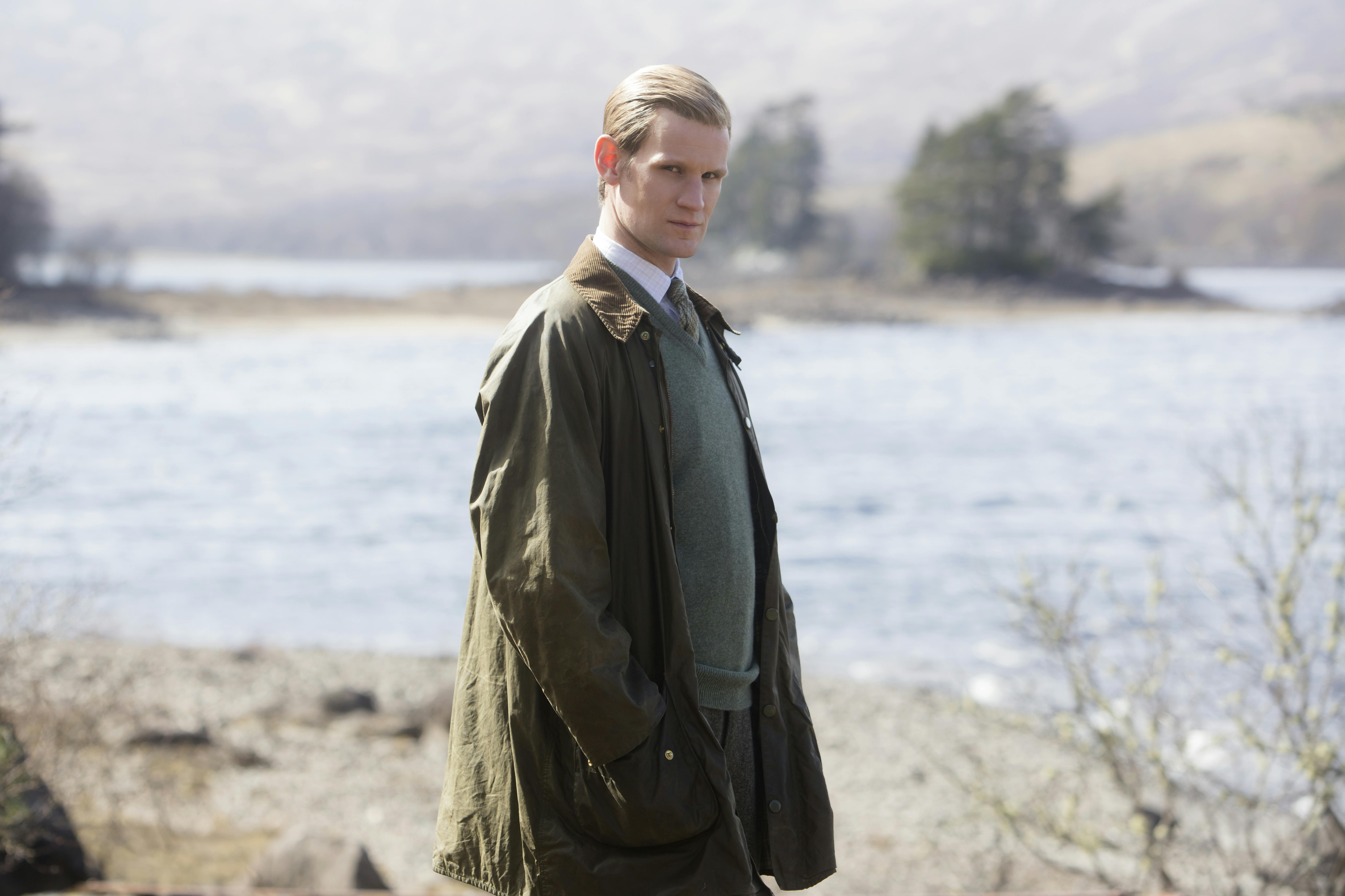 Skuespiller Matt Smith var nødt til å ha en blond parykk under innspillingen. Skuespiller Matt Smith som Prins Philip