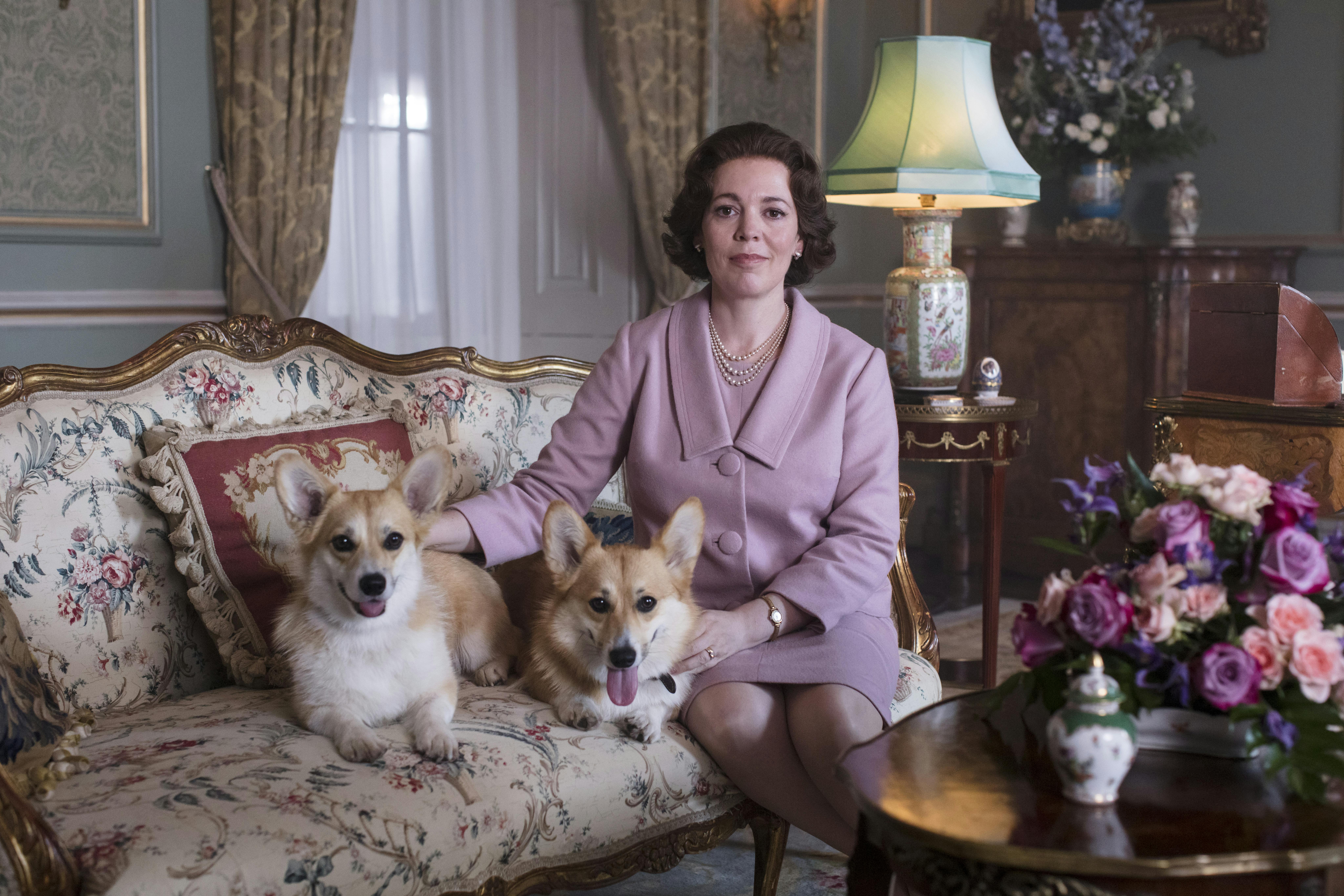 Seriens corgi-hunder elsker ost Oliva Colman i rollen som Dronning Elizabeth med corgi-hunde