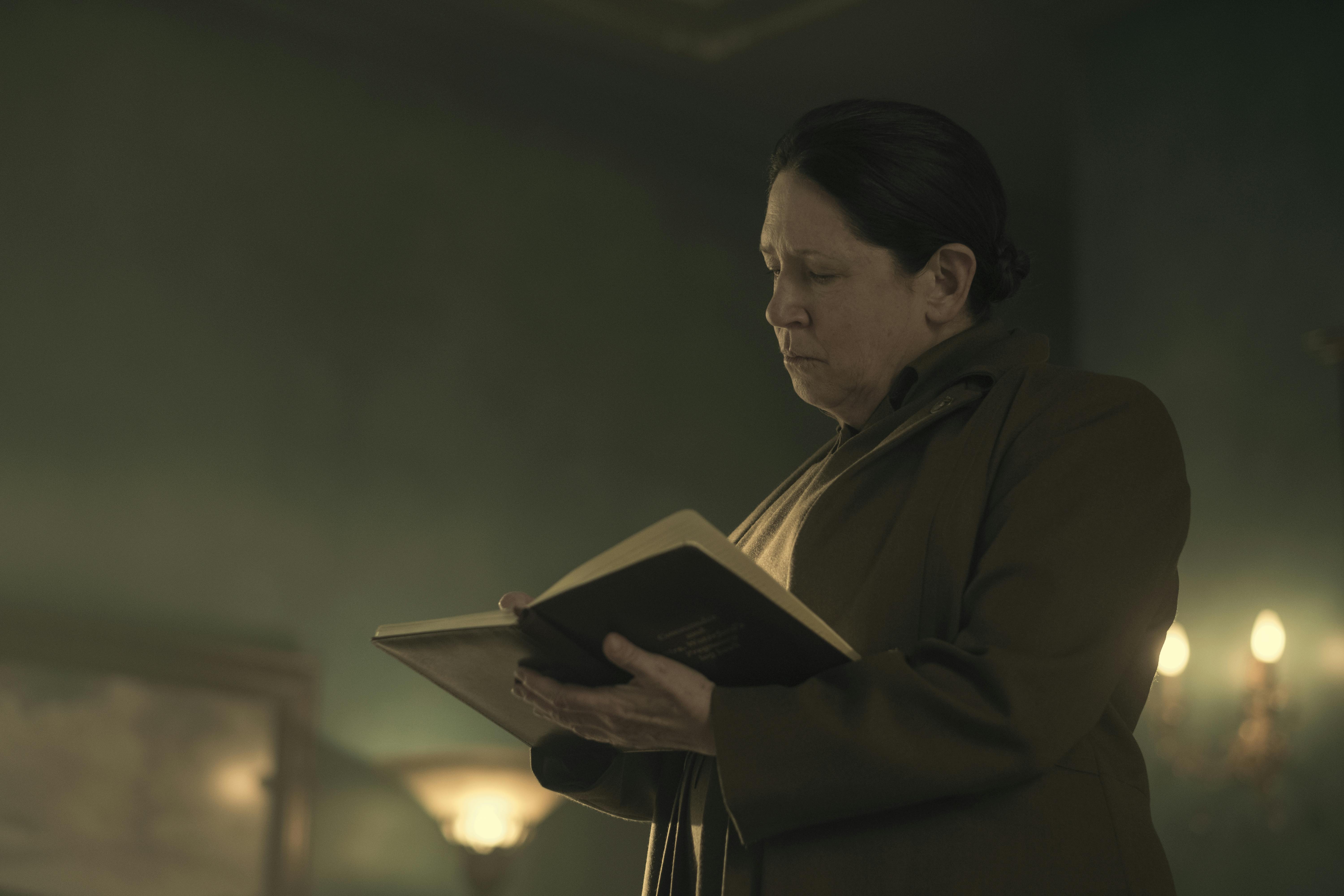 Tante Lydia er uden tvil en av de mest ubehagelige karakterene fra The Handmaid's Tale. Tante Lydia fra The Handmaid's Tale