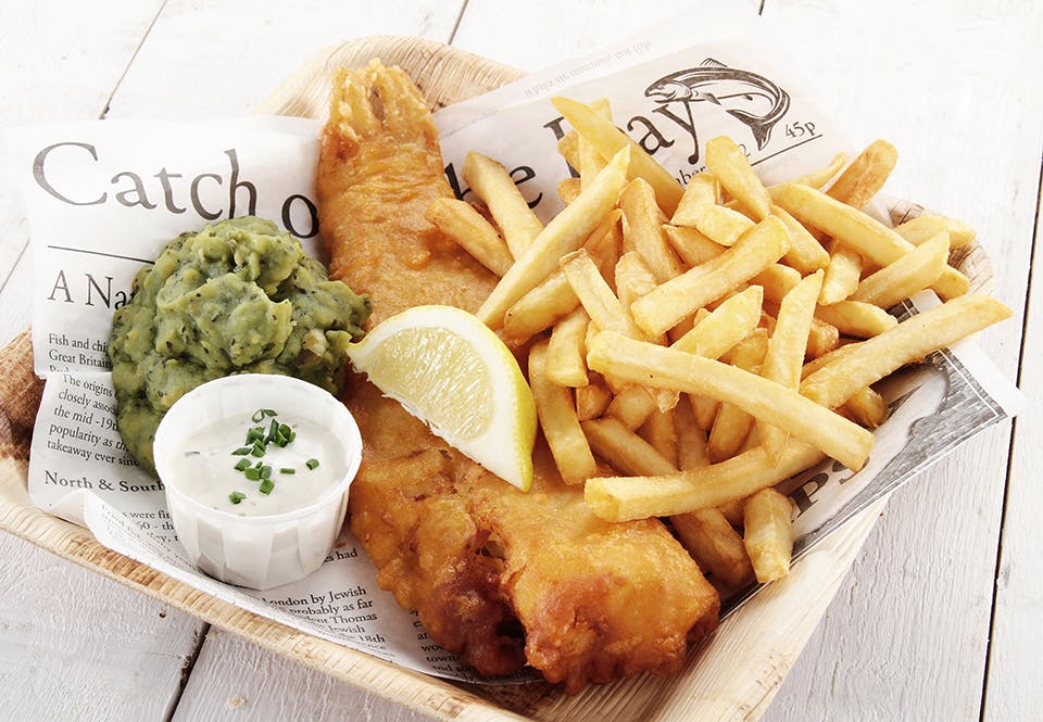 Fish and chips med mosade gröna ärtor och tartarsås.