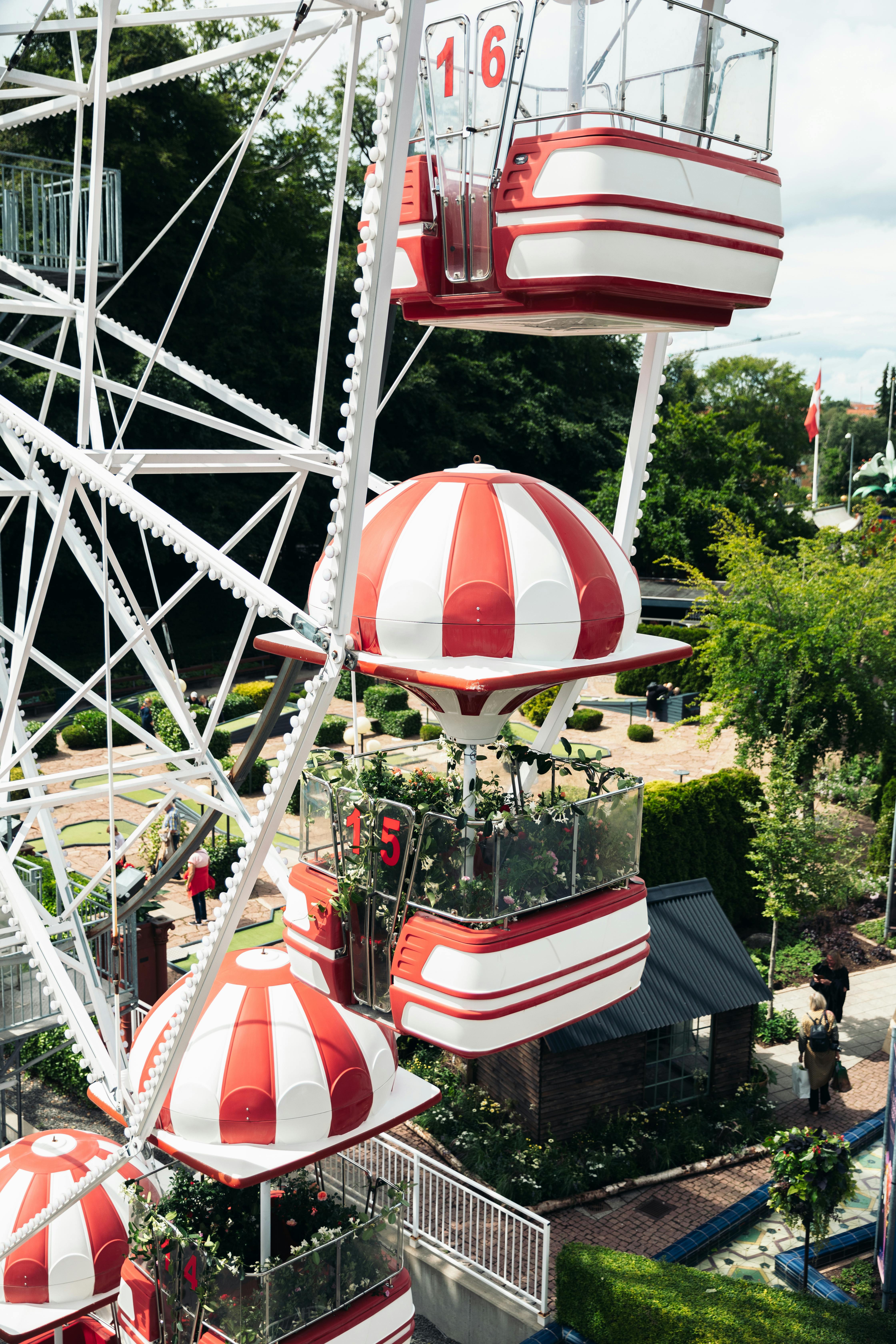 I fem uger er der blomster over næsten alt i Tivoli Friheden i Aarhus. Billede til sommeroplevelser i Danmark