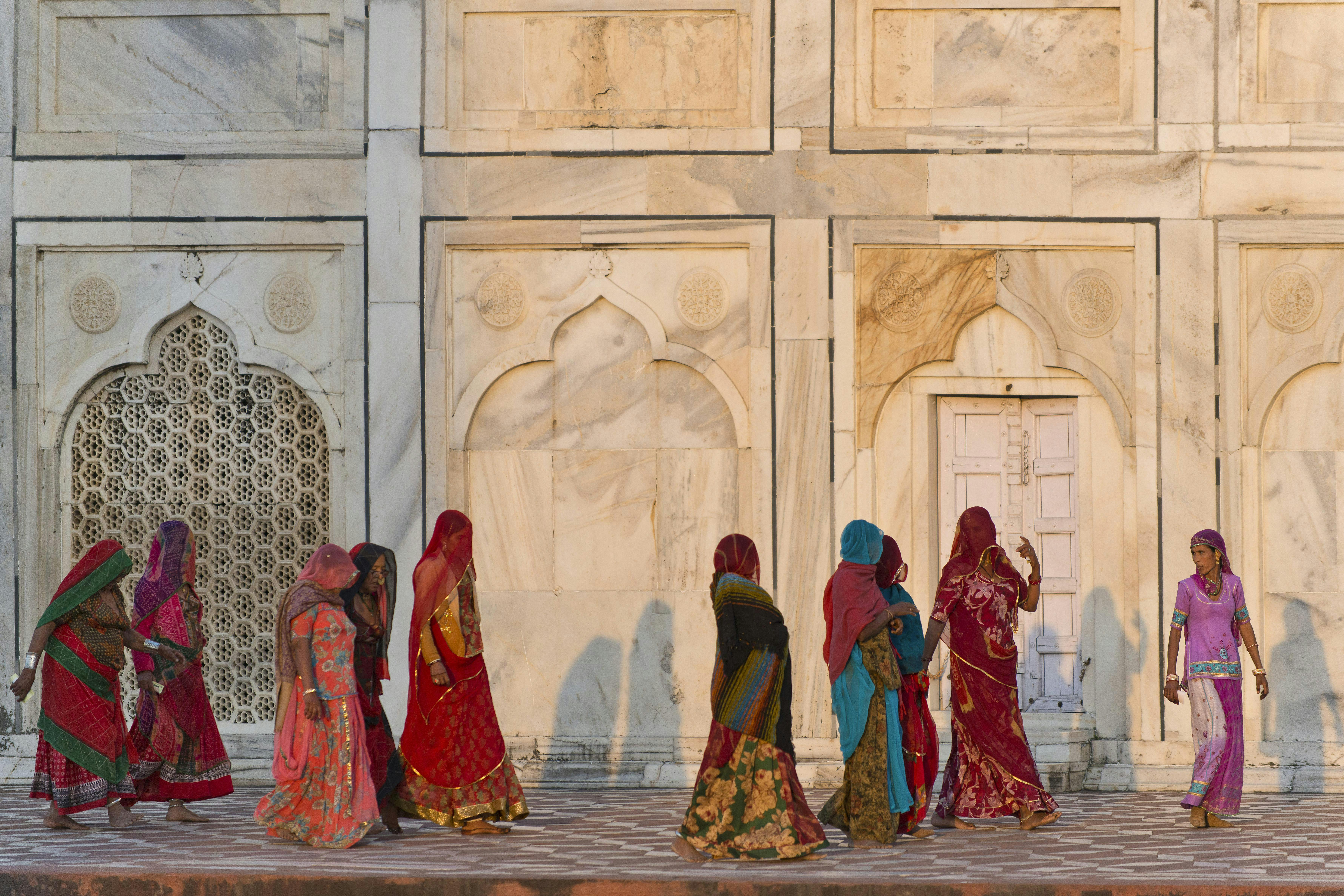 kvinner i sari ved Taj Mahal