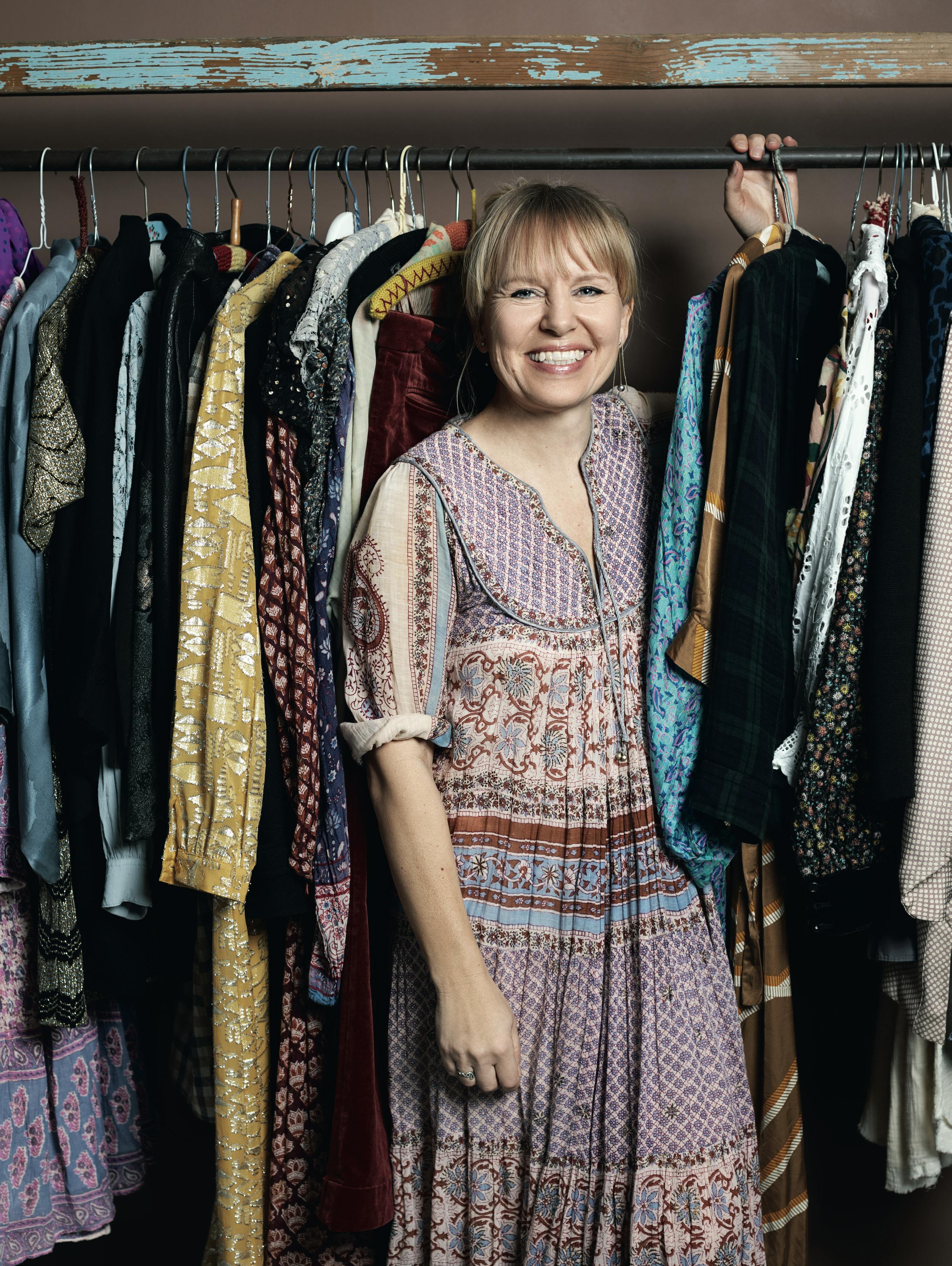Louise Thorsted med sine flotte loppe-fund! Louise Thorsted med alt sit tøj fra loppemarkeder