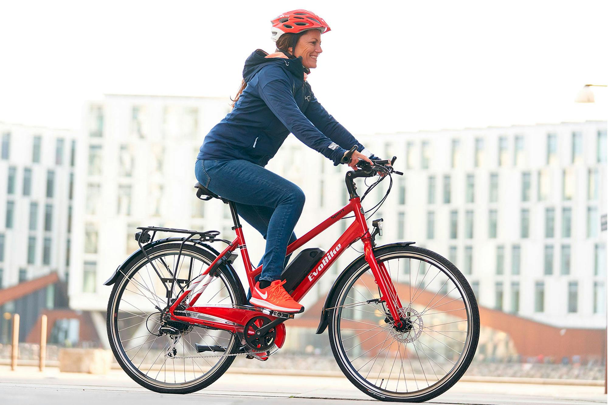 Elcykel Kvinde på rød elcykel