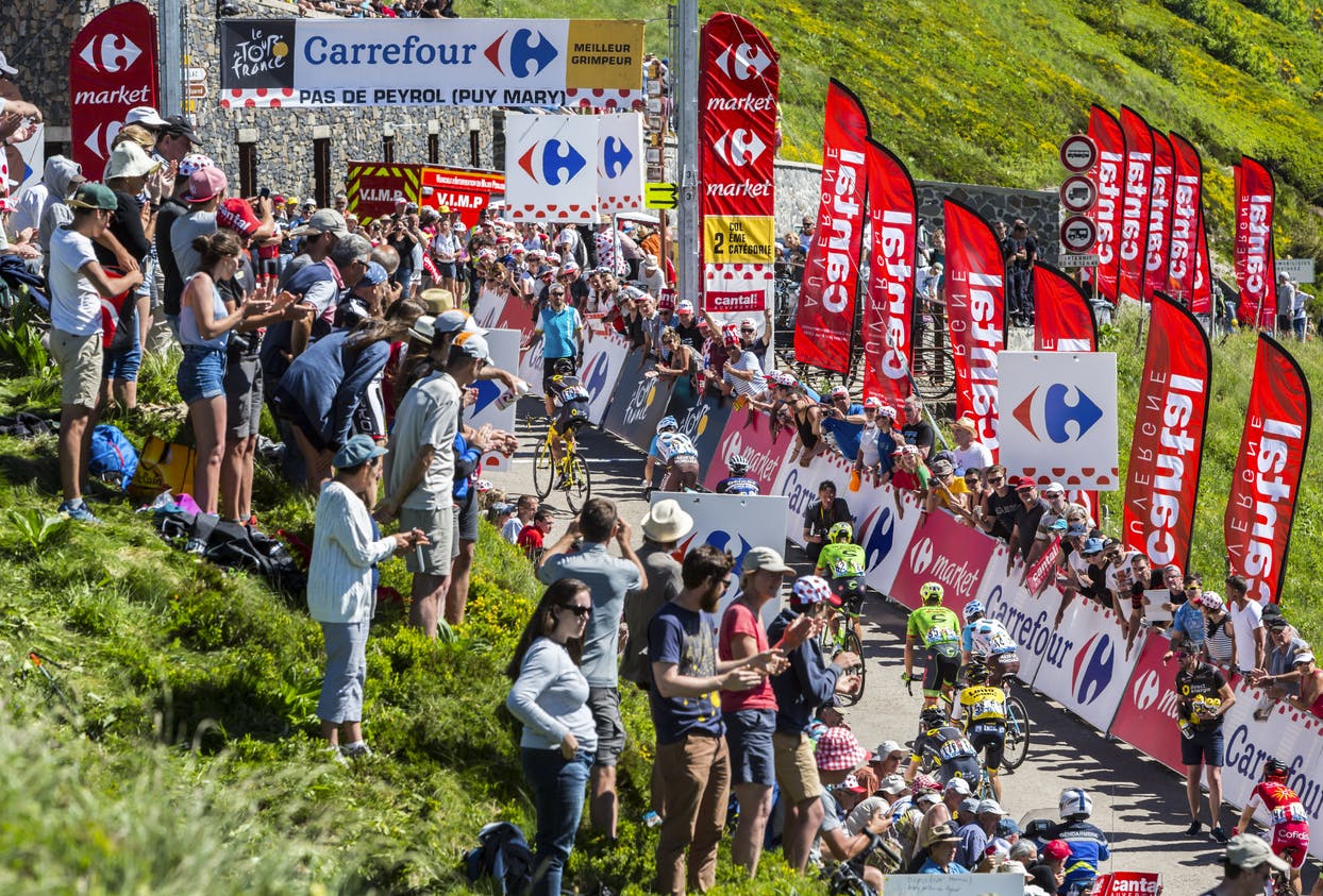 Tilskuere til Tour de France. Publikum ser på cykelryttere i Tour de France