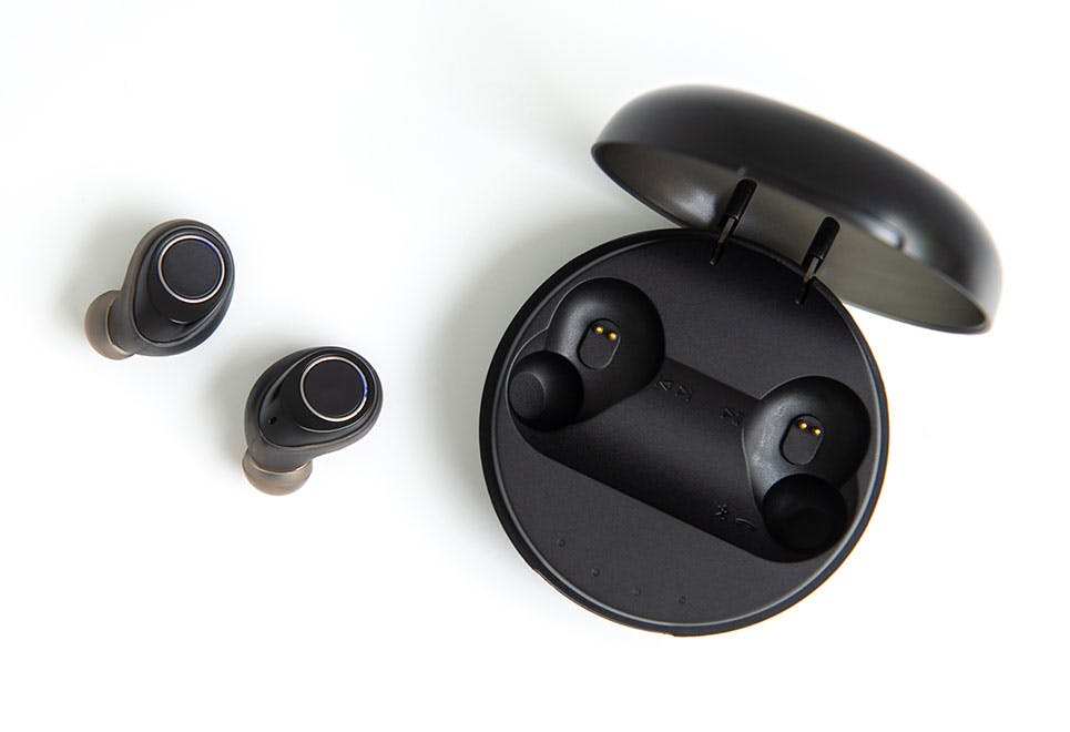 Opladning af trådløse høretelefoner Trådløse in-ear høretelefoner med opladningsetui