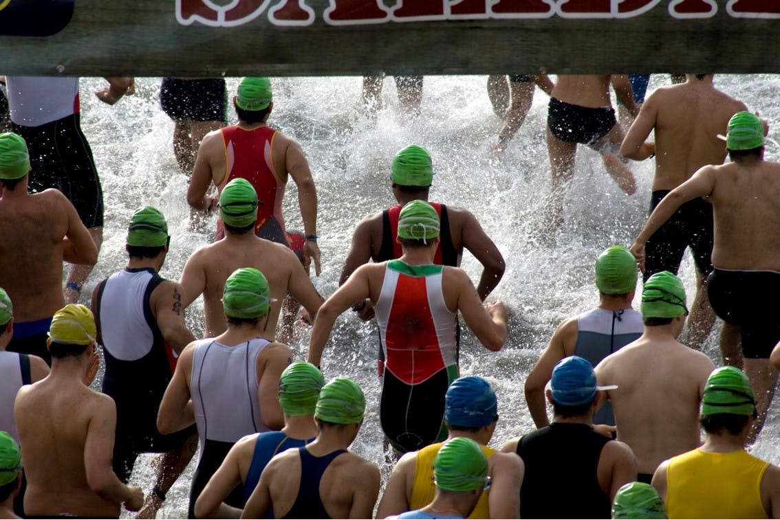 Triathlon start Triatleter til start i svømning til triathlon