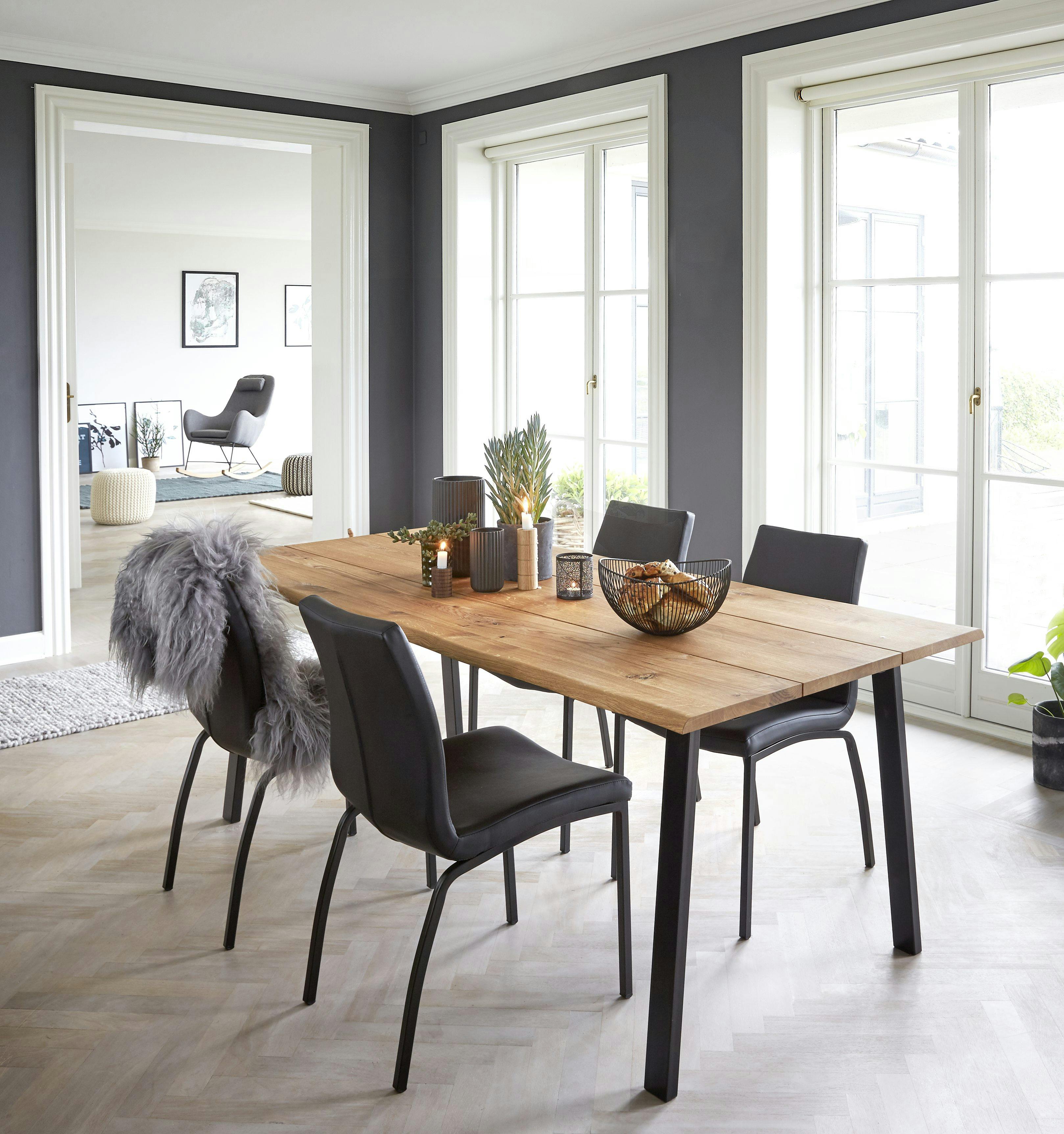 Flotte møbler fra møbelforretning til spisestuen.