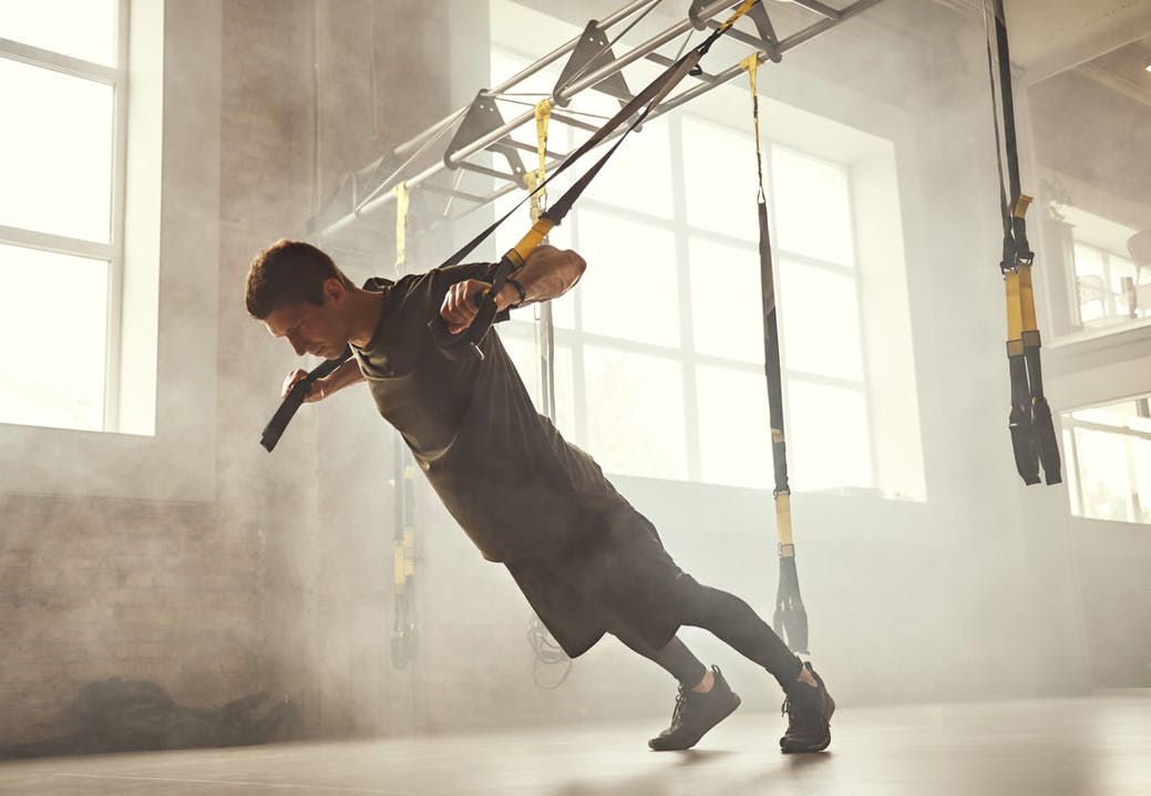 Mand i TRX-rows