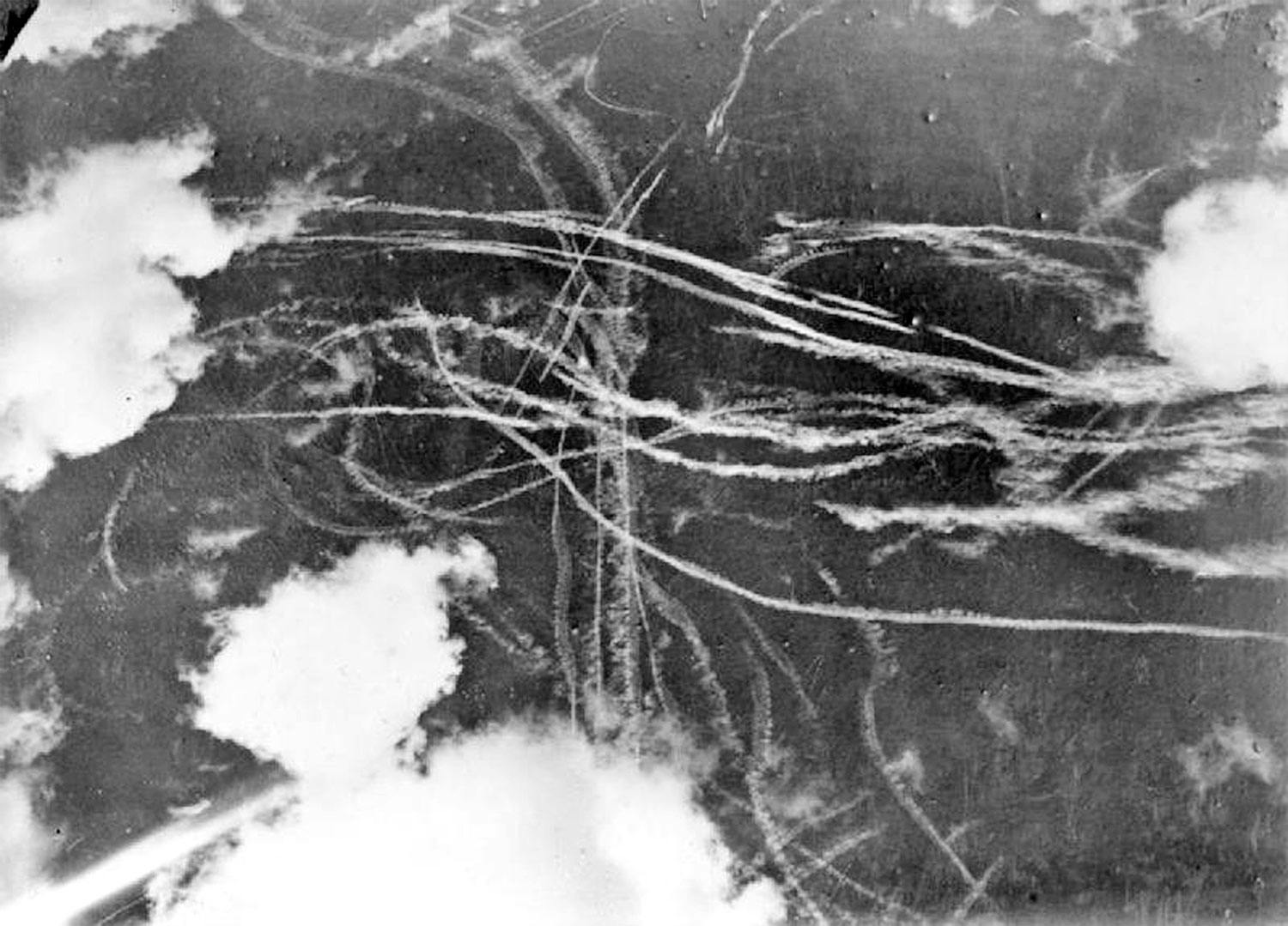 Slaget om Storbritannien 1940, kondens på himlen efter en luftstrid.