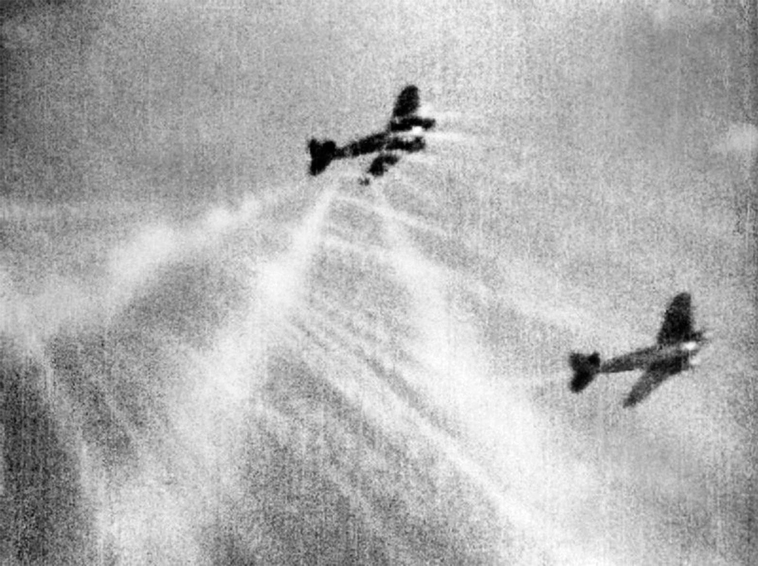 En Heinkel He 111 träffas i en luftstrid under slaget om Storbritannien 1940. Spårljus visar var den träffas.