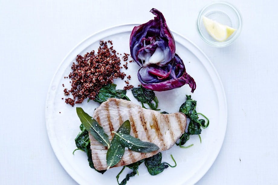 Tunfisk med ovnsbakt rødløk og quinoa Tunfisk med ovnsbakt rødløk og quinoa