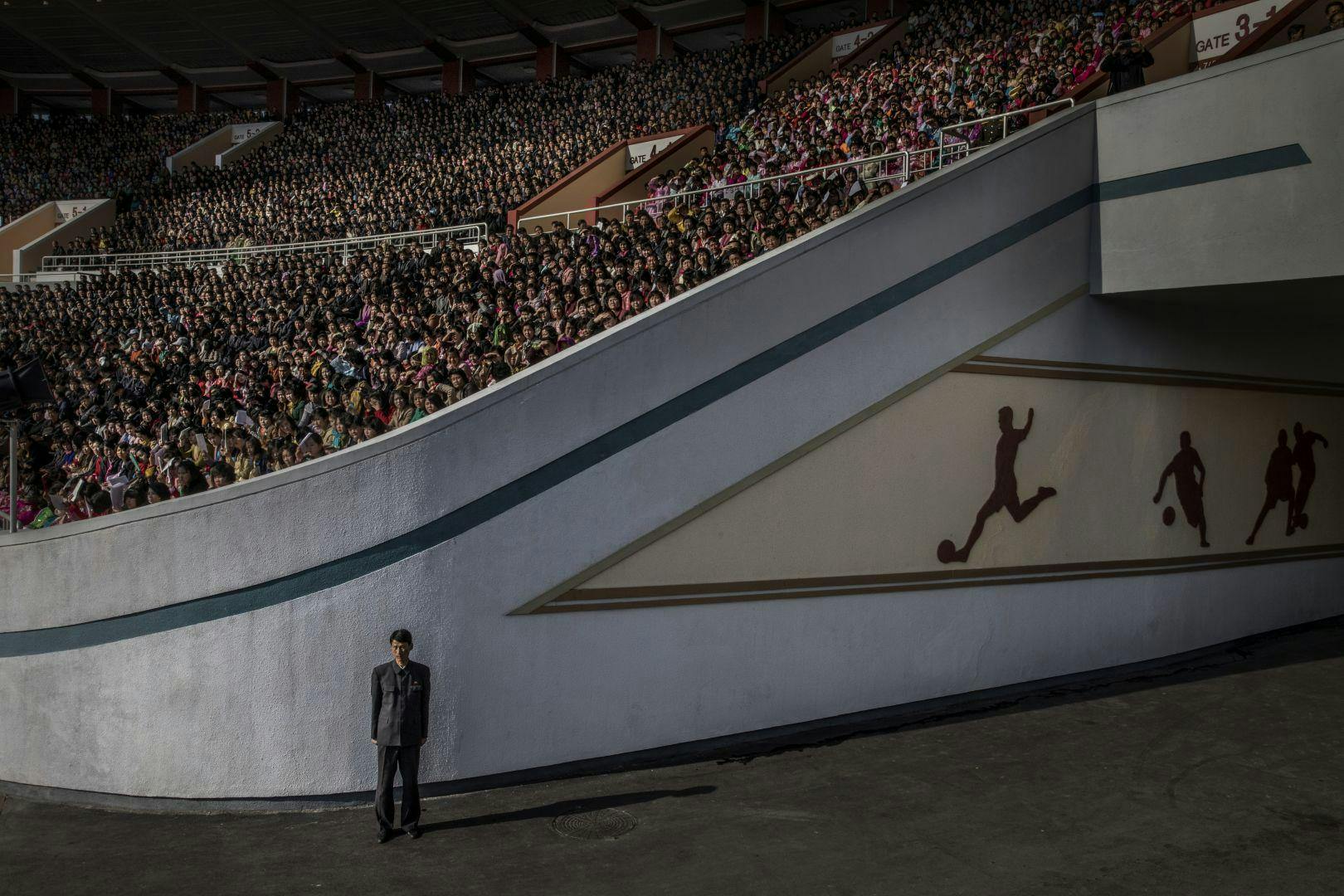Contemporary issues World press photo 2018: pohjoiskorealainen vartija stadionin kupeessa.