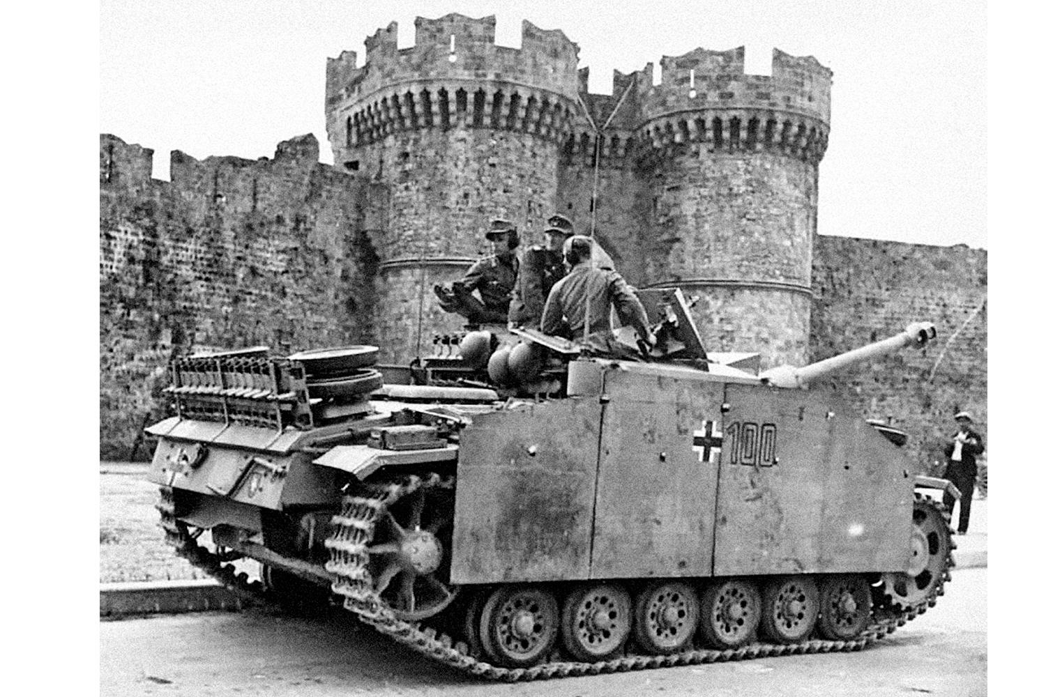 Rhodos under andra världskriget. Tysk stridsvagn passerar stadsmuren.