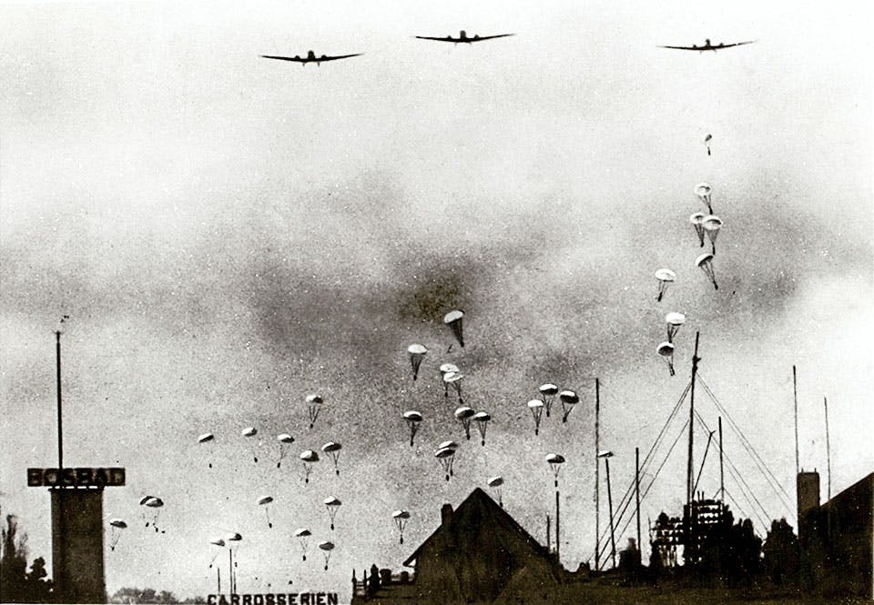 Den tyska invasionen av Nederländerna 1940. Fallskärmar singlar ner.