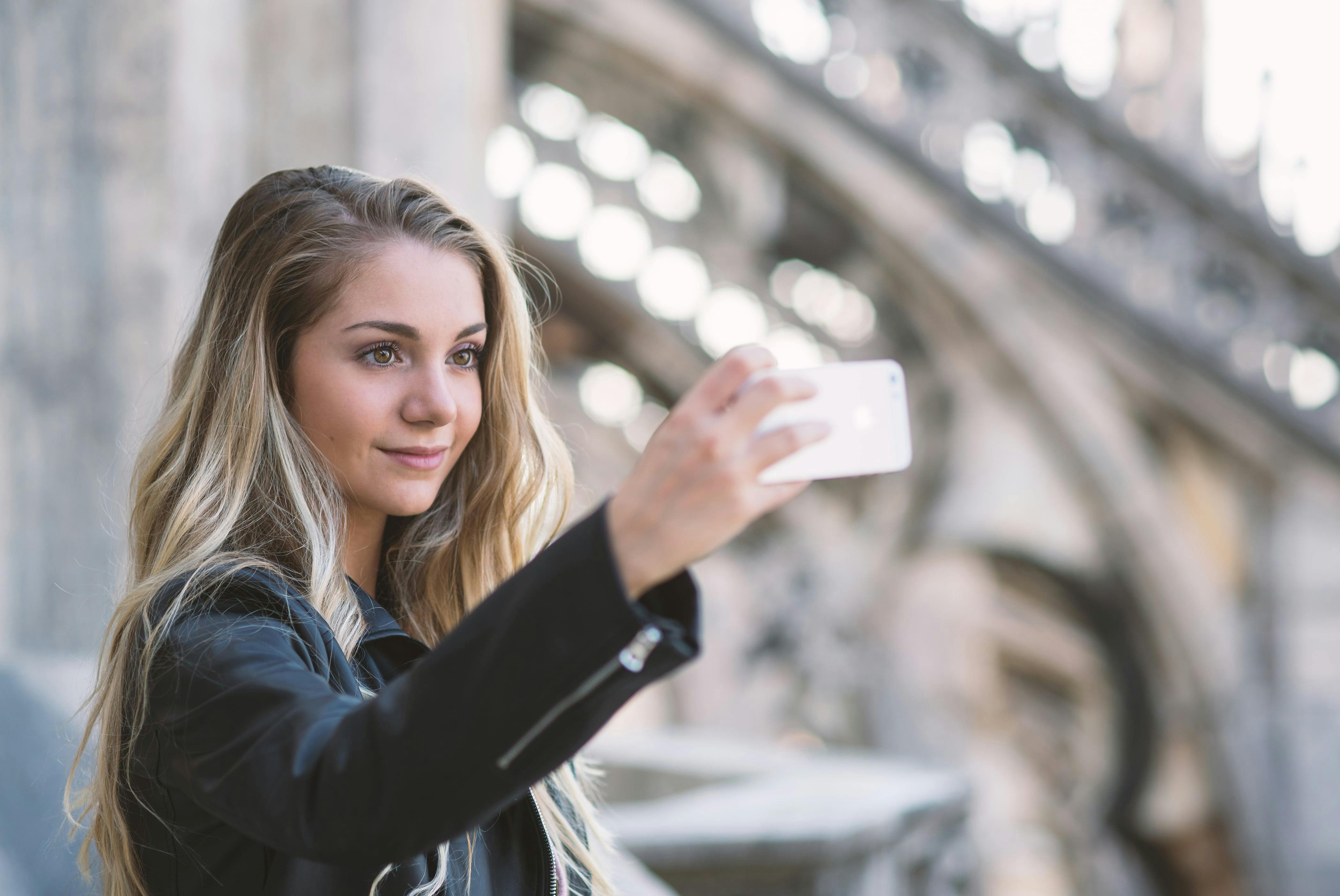 Nuori nainen ottaa selfien BeReal-sovellukseen