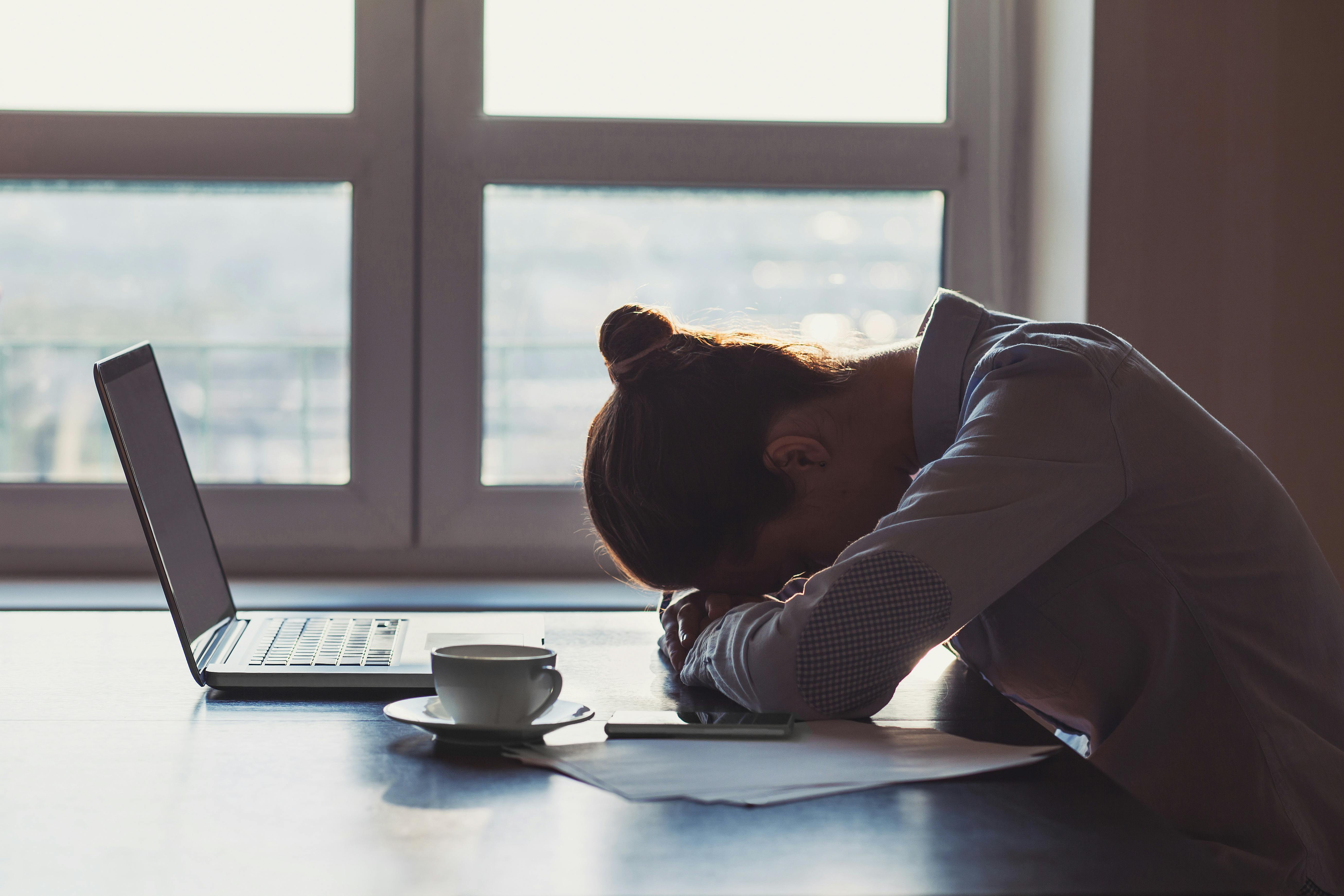 Hvis du konstant er i underskud af energi, kan det være tegn på stress eller depression. Kvinde er træt og udmattet