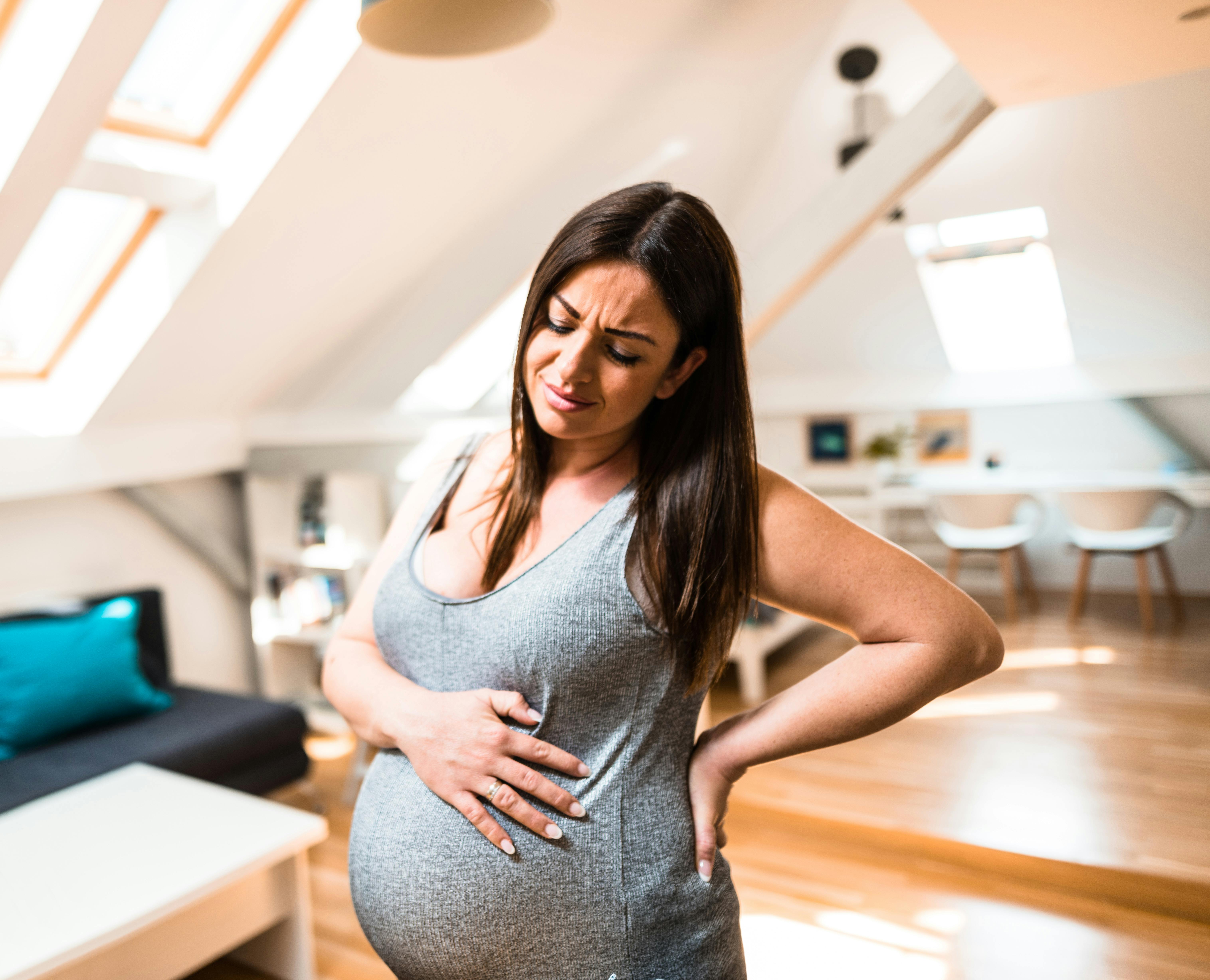 Som gravid i uge 23 kan du opleve en hel del ømhed i kroppen. Kvinde, som er gravid i uge 23, er øm i kroppen