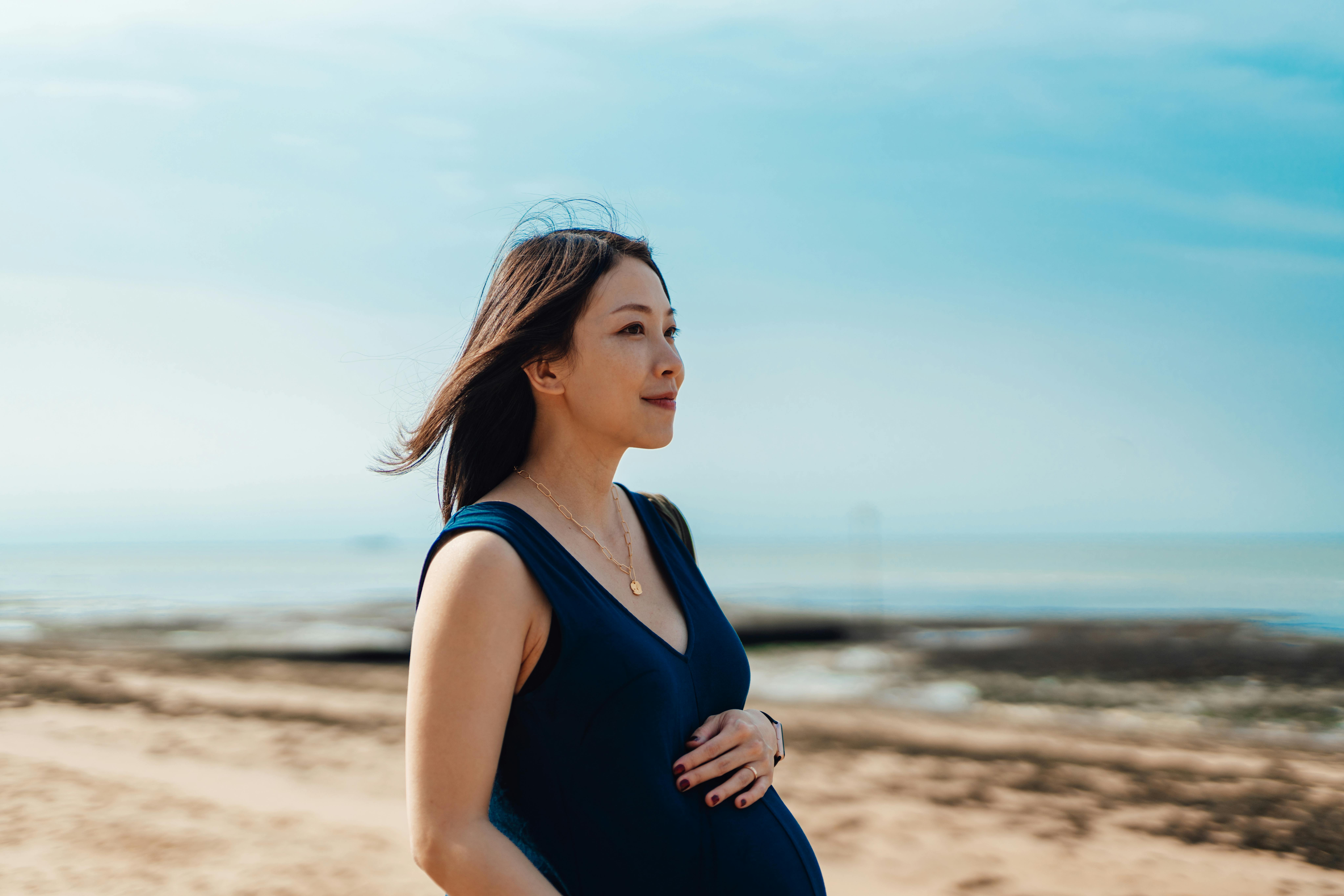 Fostret bliver bedre og bedre til at klare sig udenfor livmoderen her i uge 25 af graviditeten. Gravid kvinde i uge 25 holder om sin mave