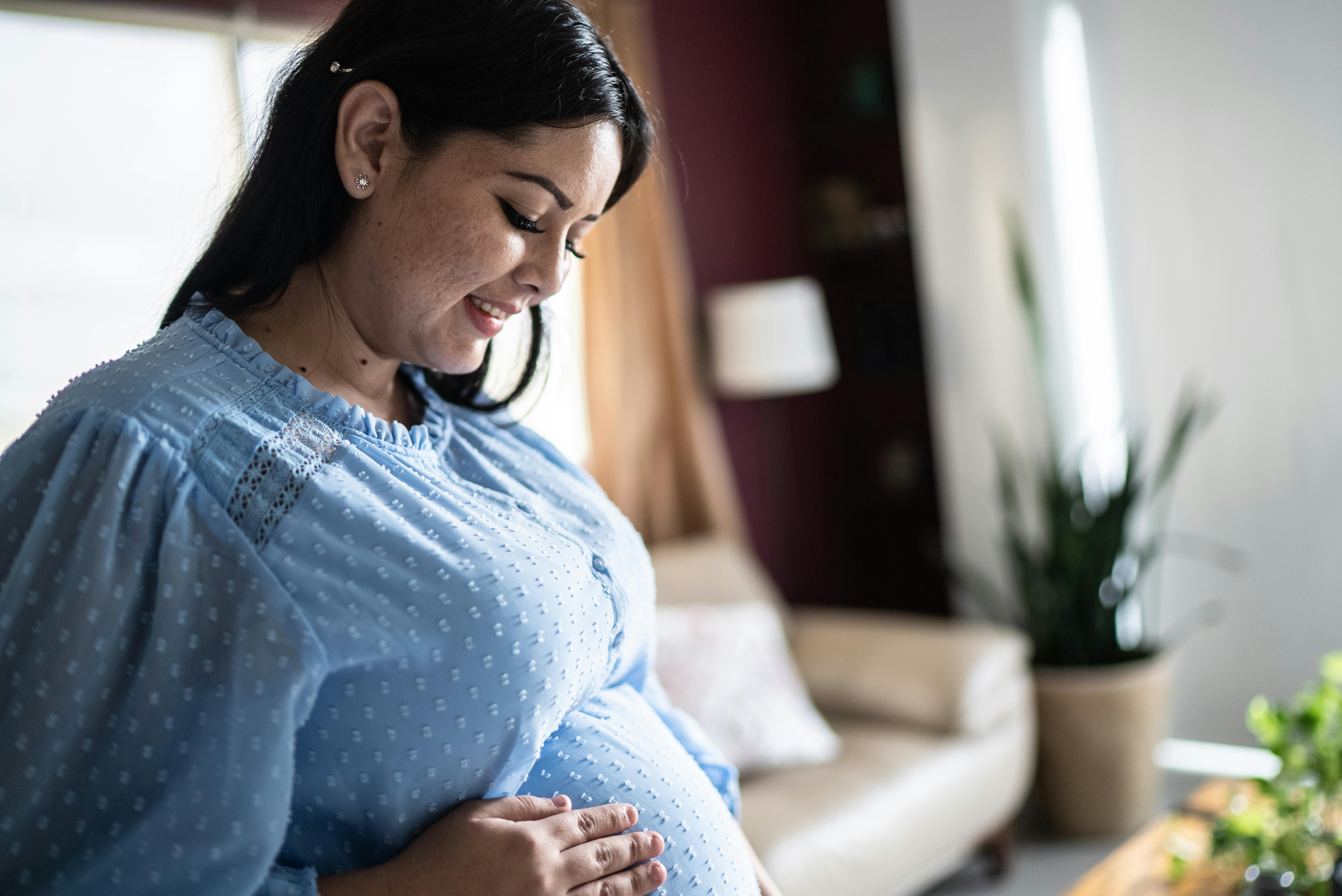 Plukveerne bliver flere og flere, nu hvor du er gravid i uge 31. Kvinde, som er gravid i uge 31, holder om sin mave