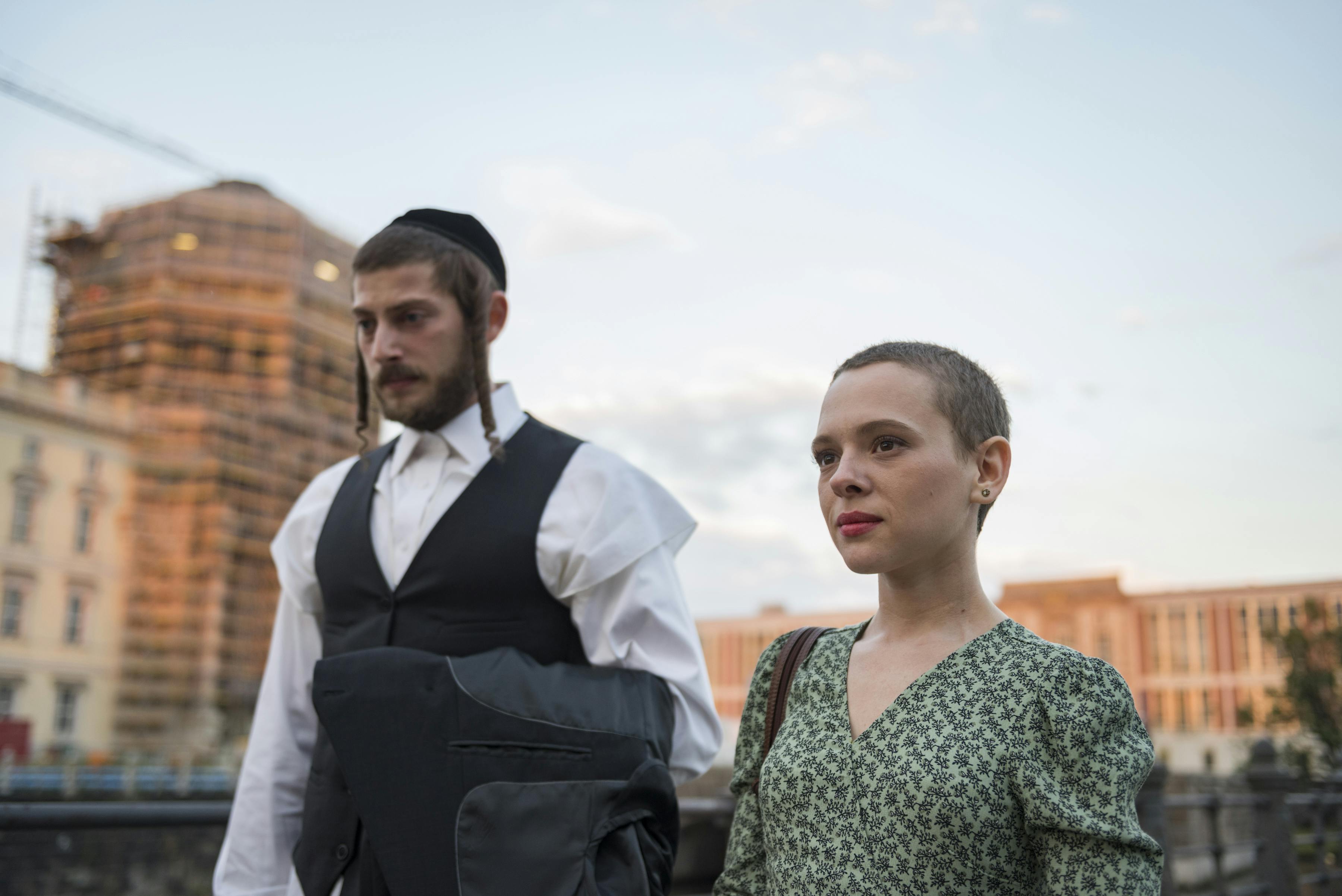 Orthodox er en virkelig spændende miniserie. Miniserien "Unorthodox" fra Netflix