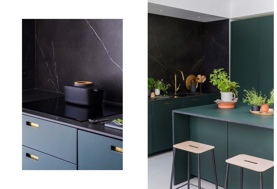 De barkrukken van Frama geven door hun fragiele vorm een mooi contrast met de wat zwaardere keuken. De kraan Axor is van Hansgrohe, de spoelbak van Blanco en de oven van AEG. andshufl linoleum keuken in flesgroen en frama barkrukken