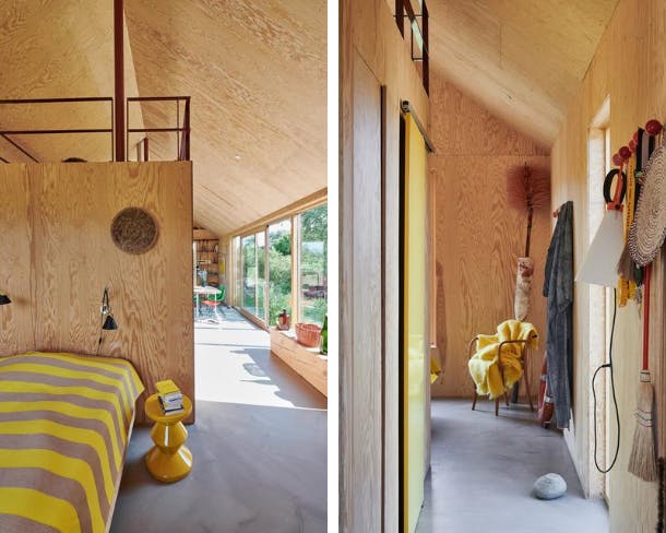 Geel is het terugkerende thema in het huisje, zoals in de gestreepte plaid van Raf Simons. houten vakantiehuis met gietvloer