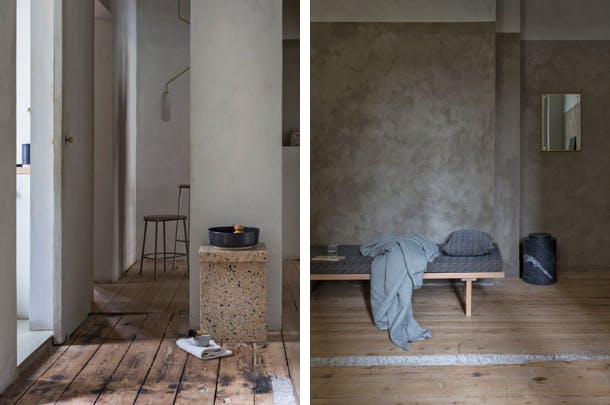 De badkamer bestaat uit meerdere kleine hoekjes en het licht valt op allerlei plekken binnen. De terrazzo bijzettafel en het daybed zijn van Frama. Scandinavische badkamer met ruwe houten vloer en daybed