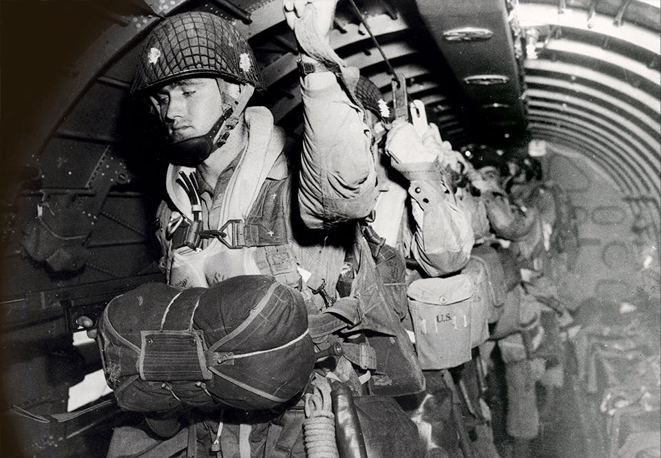 US Airborne fallskärmssoldater i flygplanet, på väg att hoppa ner över Normandie under D-dagen.
