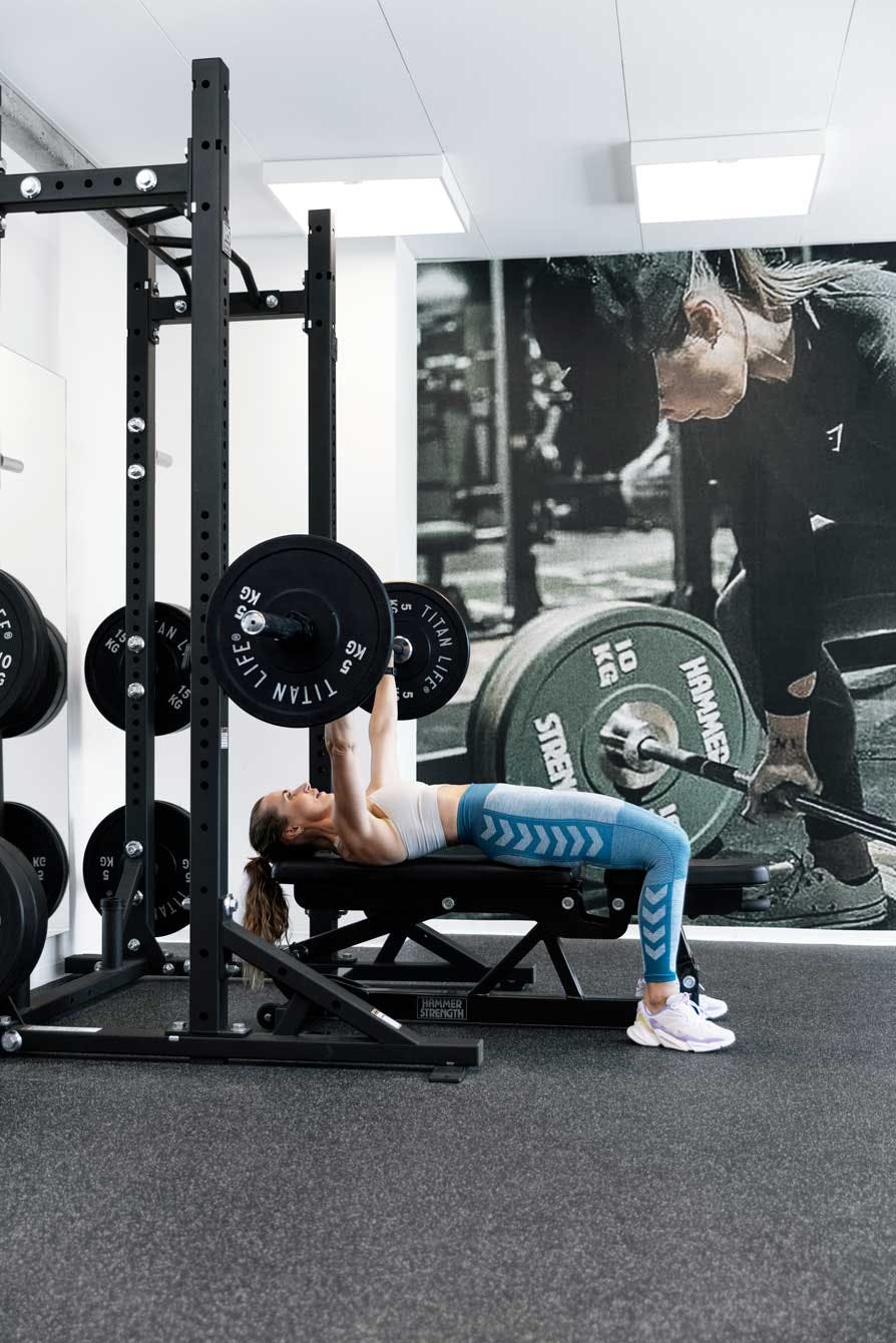 Benkpress Kvinne tar benkpress