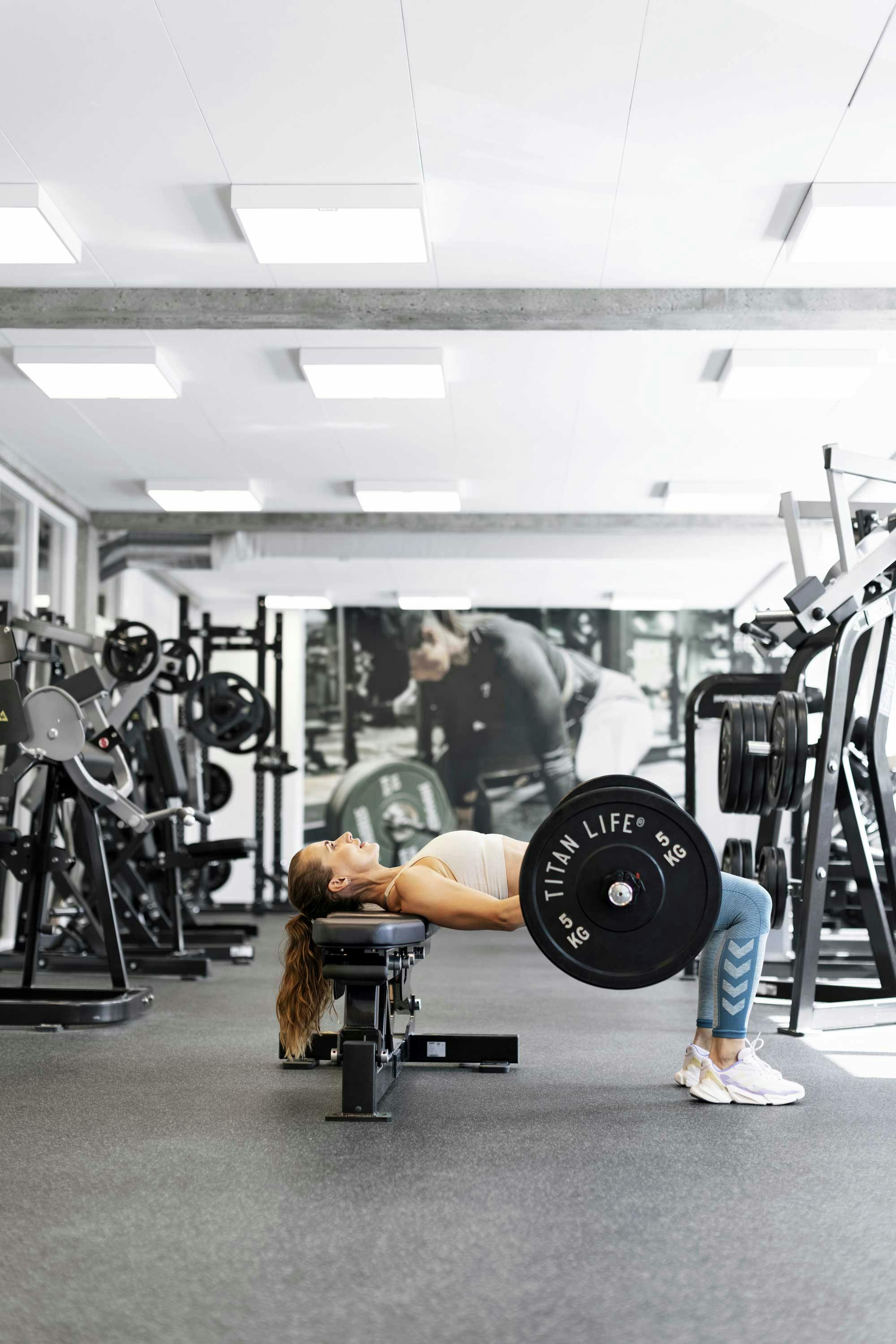 Hip-thrust Kvinne tar hip-thrust
